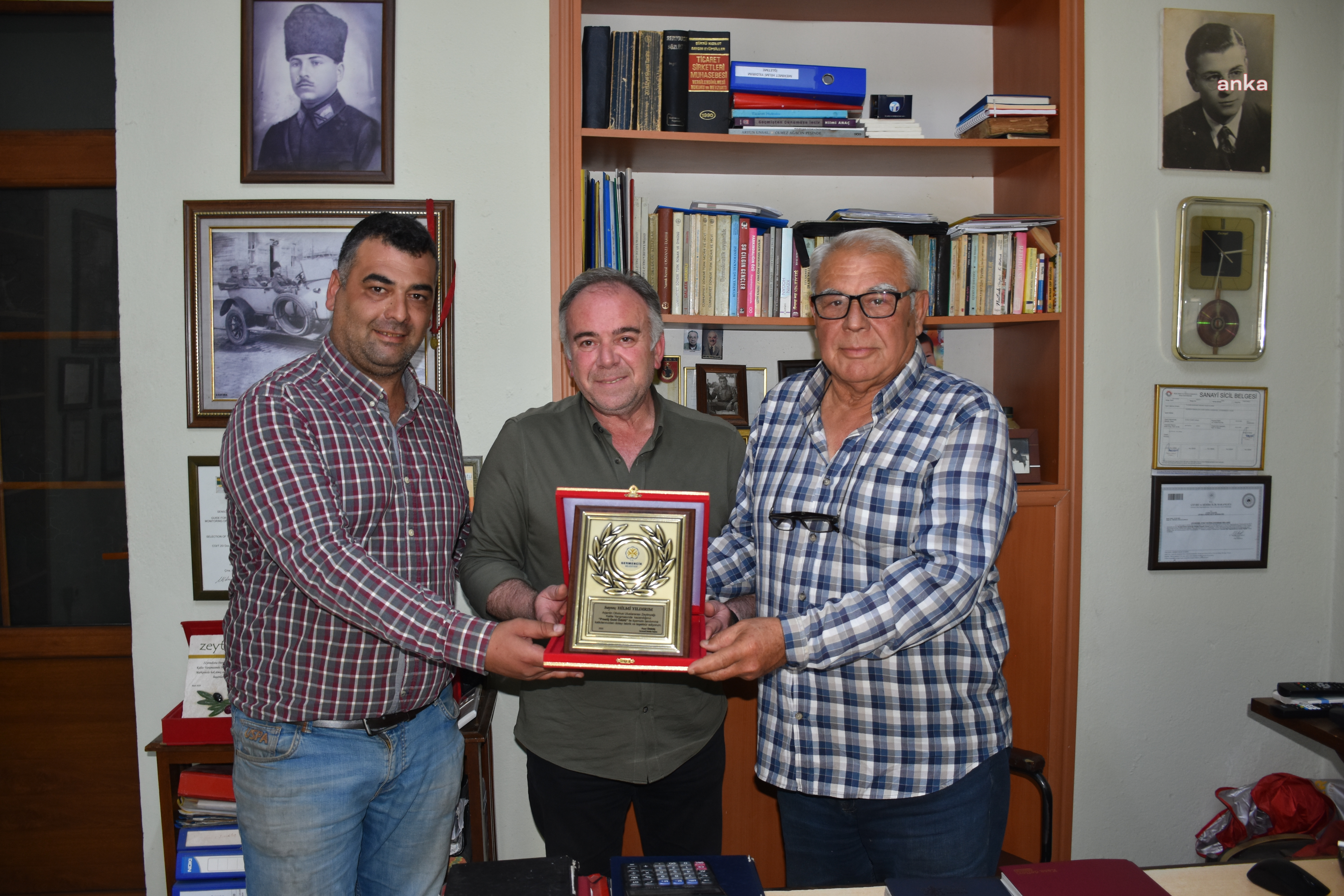 GERMENCİK'İN ÖDÜLLÜ ZEYTİNYAĞI ÜRETİCİLERİNE BELEDİYE BAŞKANI ÖNDEŞ'TEN PLAKET