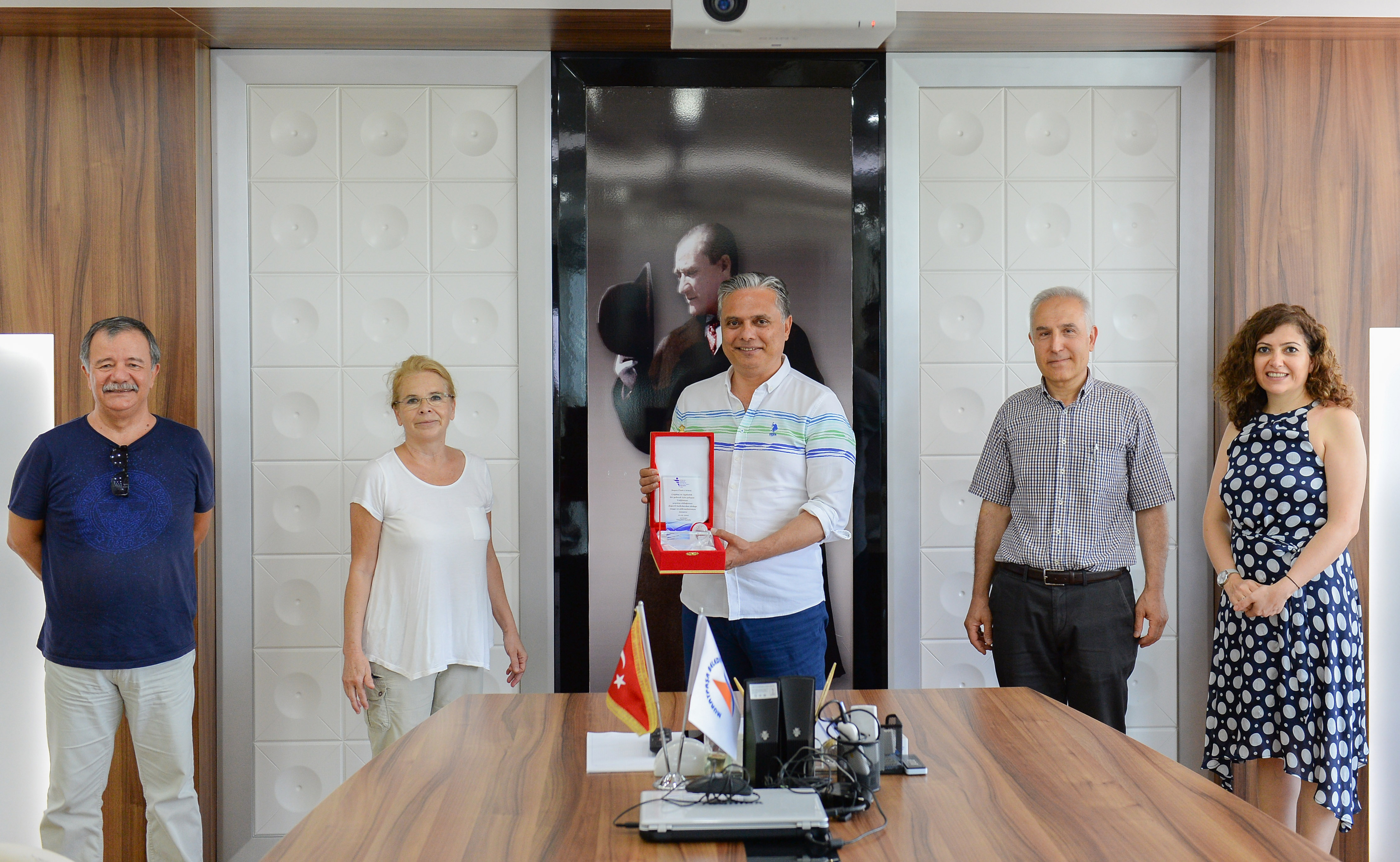 ANTÇEV’DEN MURATPAŞA BELEDİYE BAŞKANI UYSAL'A PLAKET