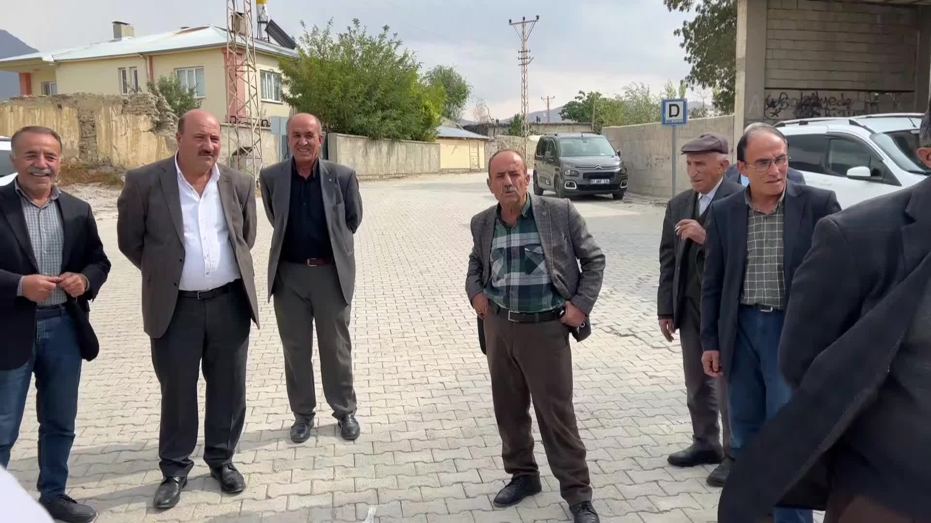 VAN'IN KURUBAŞ MAHALLESİ'NDE YAŞAYAN VATANDAŞLAR ALTYAPI EKSİKLİĞİNDEN YAKINDI: "2022 YILINDAYIZ SÖYLEYECEK BİR ŞEY BULAMIYORUZ"