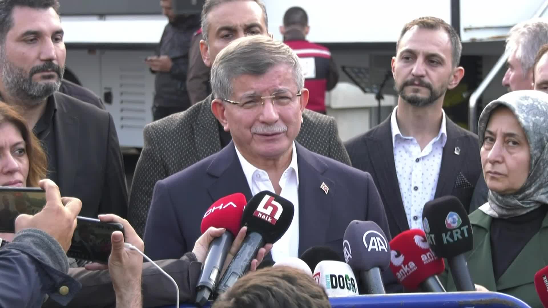 DAVUTOĞLU, MADEN FACİASI BÖLGESİNDE: “BUGÜNLER, GÖRÜŞ AYRILIKLARI ÜZERİNDEN FİKİR BEYAN ETME GÜNLERİ DEĞİL. ORTAK AKILLA NELER YAPILACAĞINI TARTIŞMAMIZ LAZIM. İKTİDARDAKİLERİN DE BUNA AÇIK OLMASI LAZIM”
