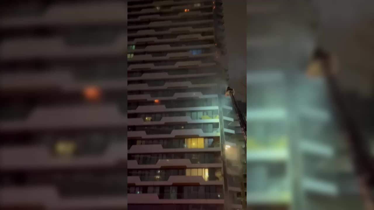 İSTANBUL FİKİRTEPE’DE 24 KATLI REZİDANSIN DIŞ CEHPESİNDE BAŞLAYAN YANGIN KISA SÜREDE SÖNDÜRÜLDÜ