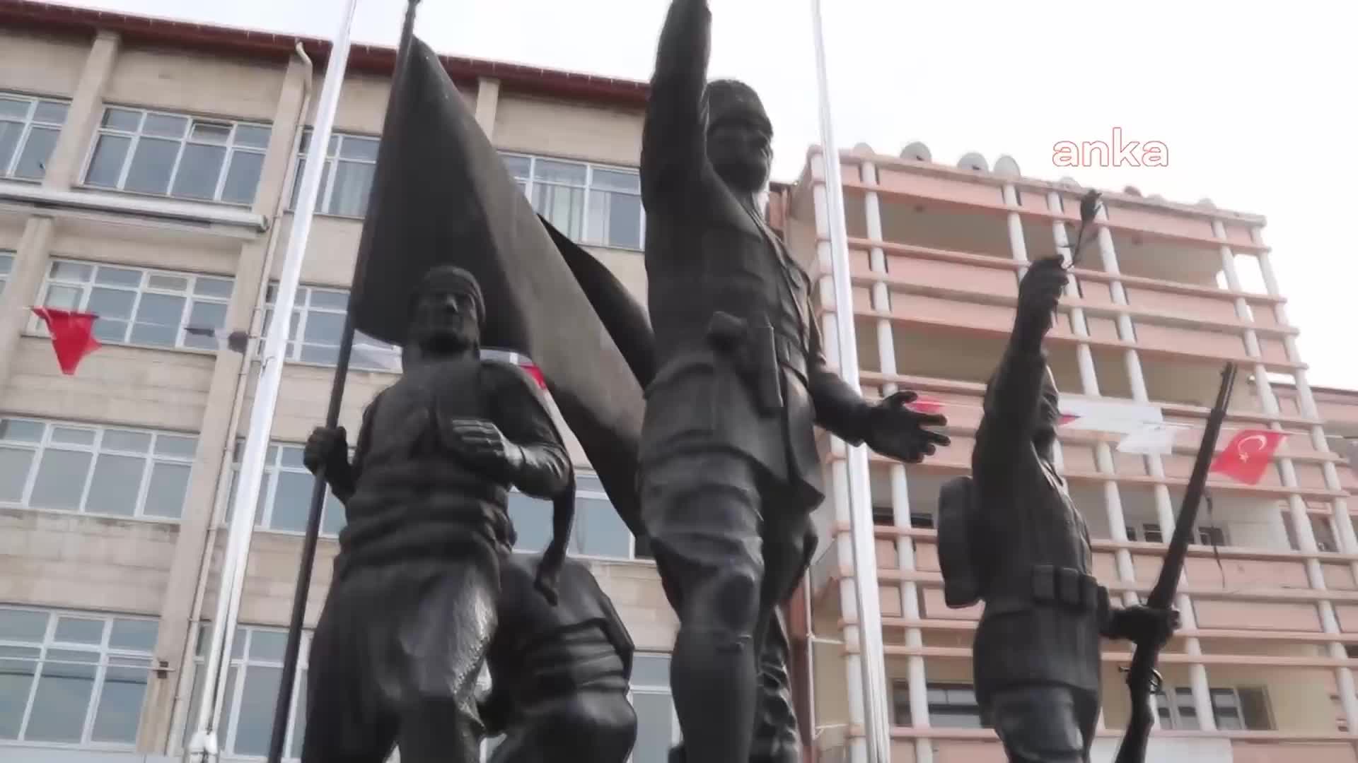 BURDUR'DAKİ ATATÜRK ANITI'NA SPREY BOYA İLE YAZI YAZILDI
