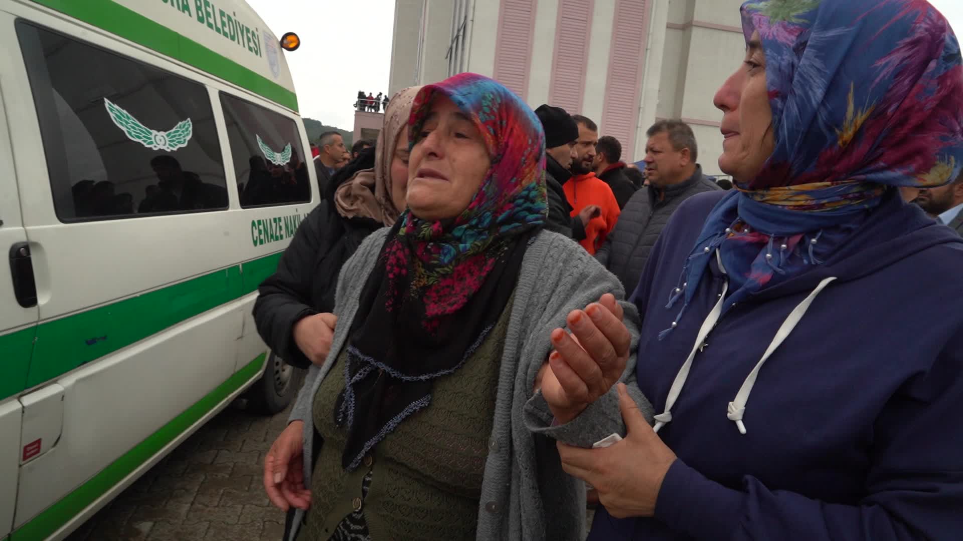 GRİZU PATLAMASI YAŞANAN MADENDE OĞLUNU BEKLEYEN NEBİLE BULUT: "BENİM YAVRUM HEPİMİZ BIRAKTI GİTTİ"