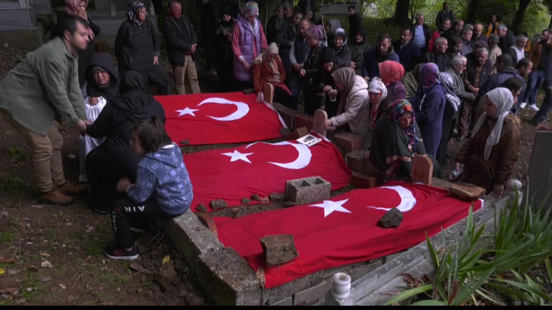 AYNI KÖYDEN ÜÇ MADENCİ YAN YANA GÖMÜLDÜ, OCAKTA İHMAL İDDİASI MEZAR BAŞINDA GÜNDEME GELDİ: "UŞAKLARIN CANINA MAL OLDULAR"