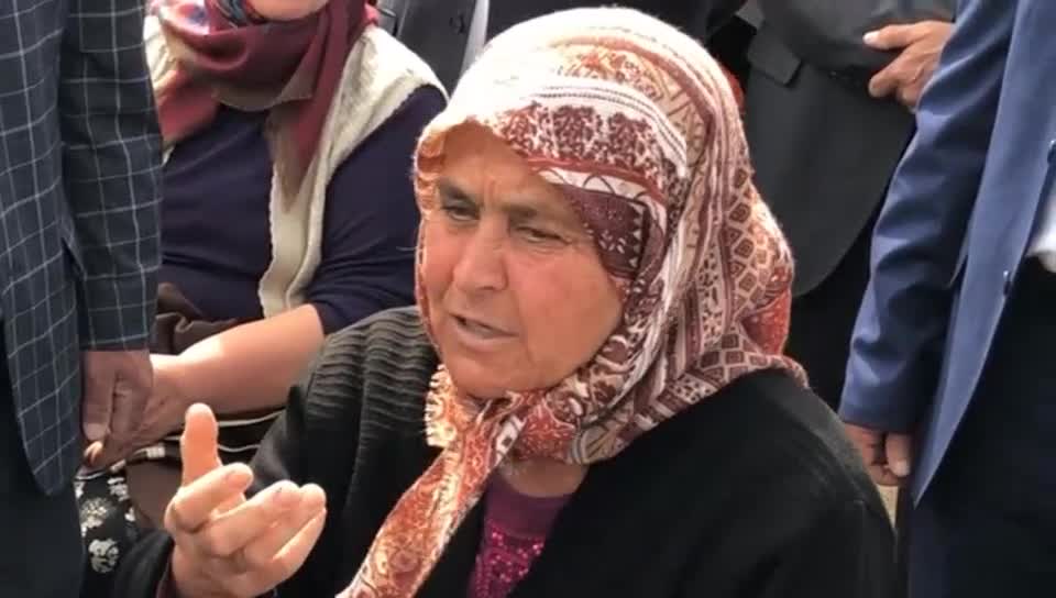 KARAMANLI ÇİFTÇİ: EKİM SEZONU GELDİ, GÜBREMİZ YOK. MAZOT 30 LİRA, ALAMIYORUZ. HİÇBİR ŞEY ALAMIYORUZ. ÇİFTÇİ ZARAR EDİYOR. KUZUYU BÜYÜTTÜK, SATAMIYORUZ