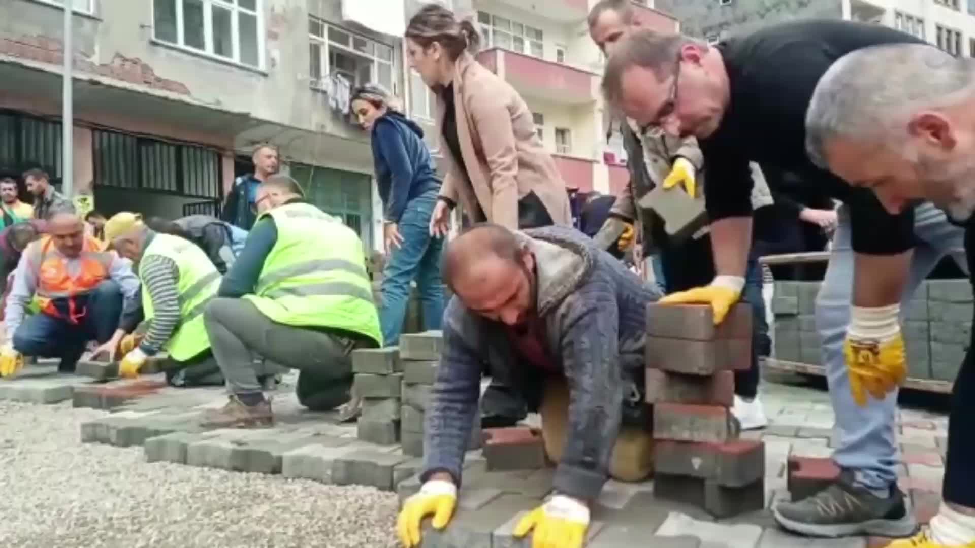 BORÇKA BELEDİYESİ'NİN ÇAĞRISIYLA SOKAK VE CADDELERE PARKE TAŞI İMECE YÖNTEMİYLE DÖŞENİYOR
