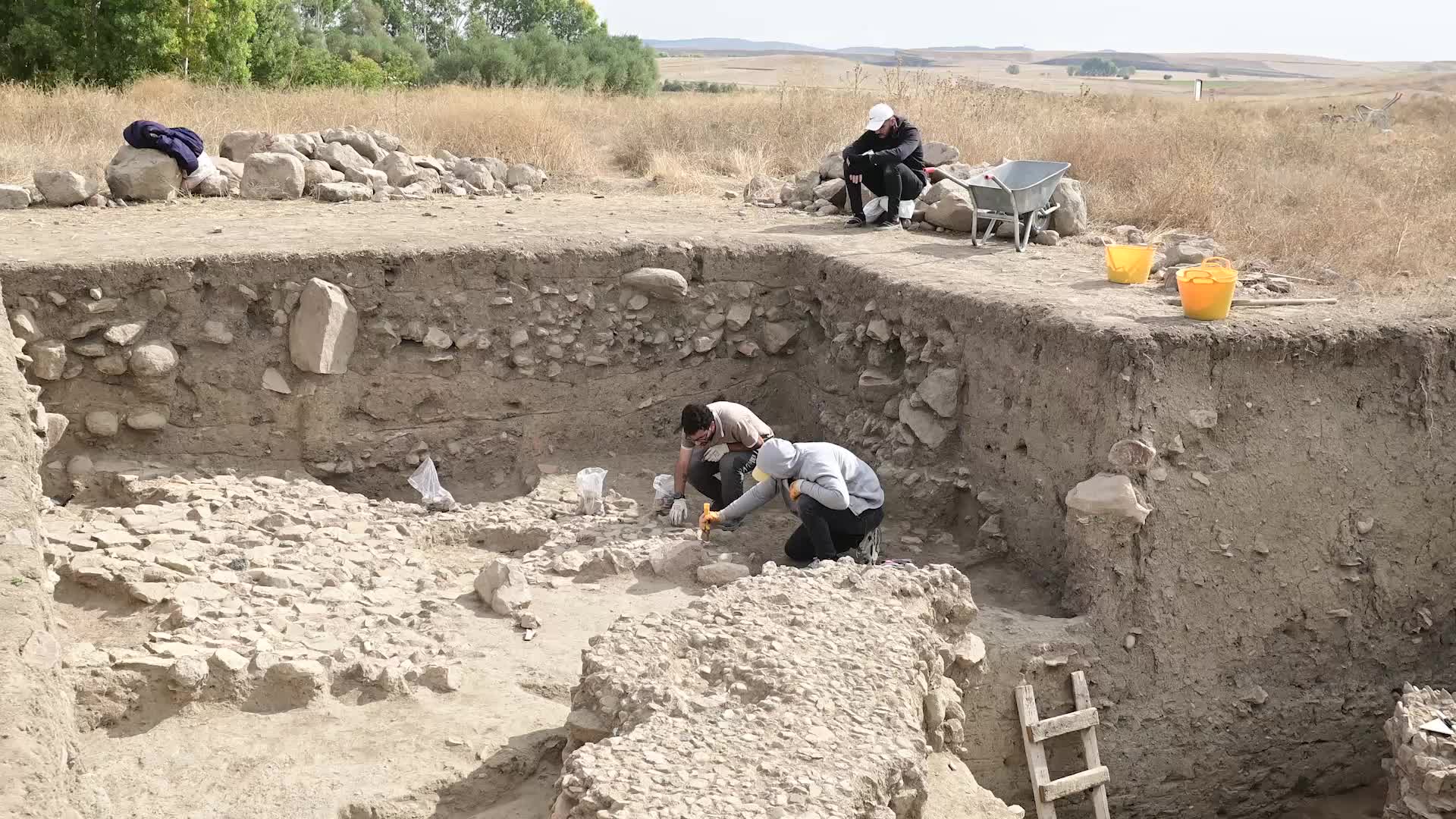 YOZGAT’TA TOPRAK ALTINDAKİ MEDENİYET İZLERİNİ ORTAYA ÇIKARMAYA YÖNELİK KAZILAR DEVAM EDİYOR