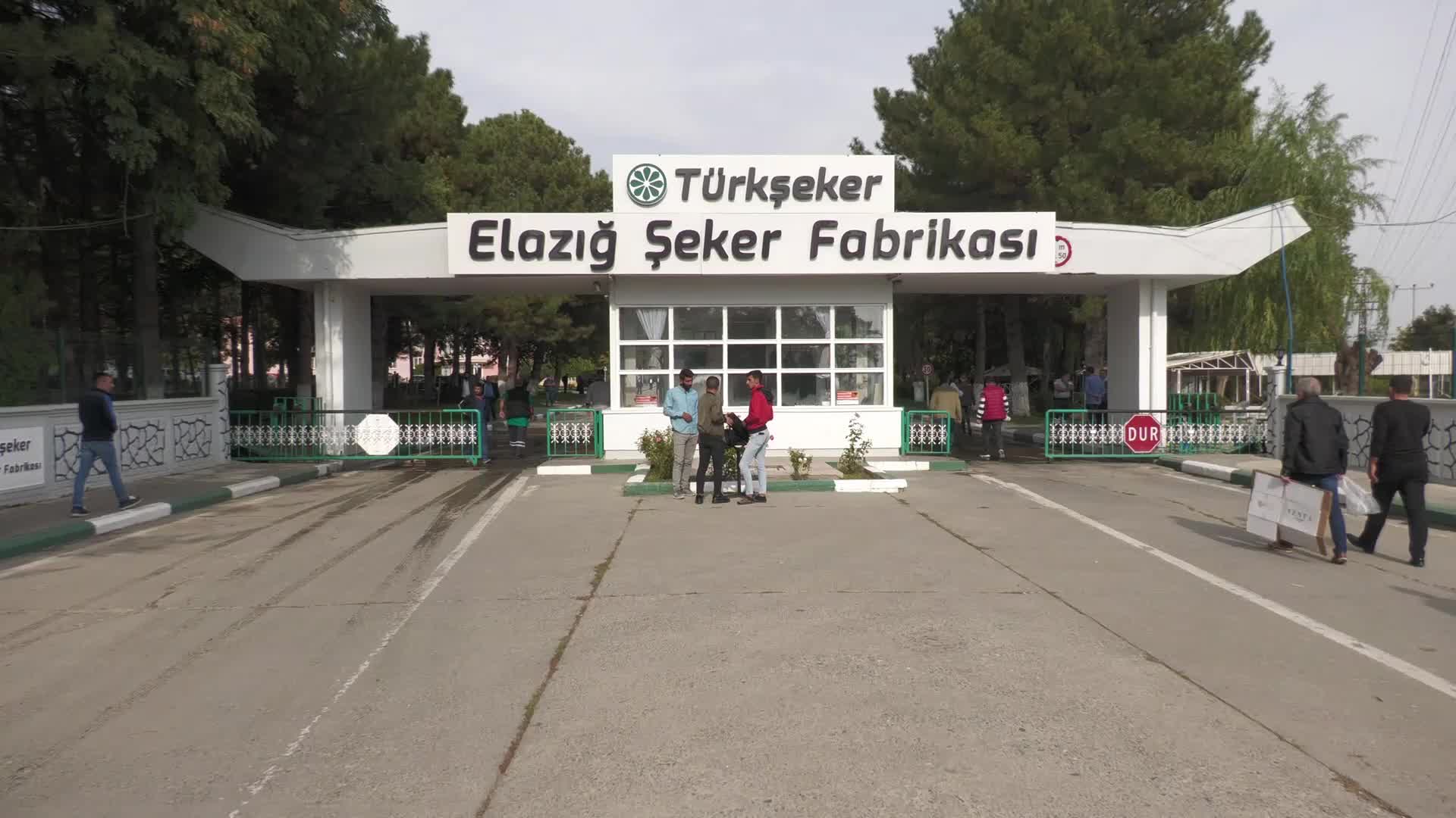 ELAZIĞ ŞEKER FABRİKASI MÜDÜRÜ'NÜN GÖREVDEN ALINMASINA FABRİKA ÇALIŞANLARI VE PANCAR ÜRETİCİLERİ TEPKİ GÖSTERDİ