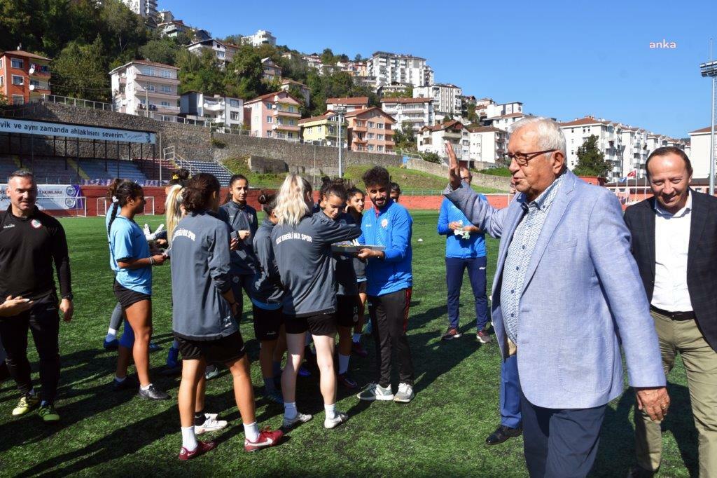 KDZ. EREĞLİ BELEDİYE BAŞKANI HALİL POSBIYIK, KIZ FUTBOL TAKIMI’NI ZİYARET ETTİ