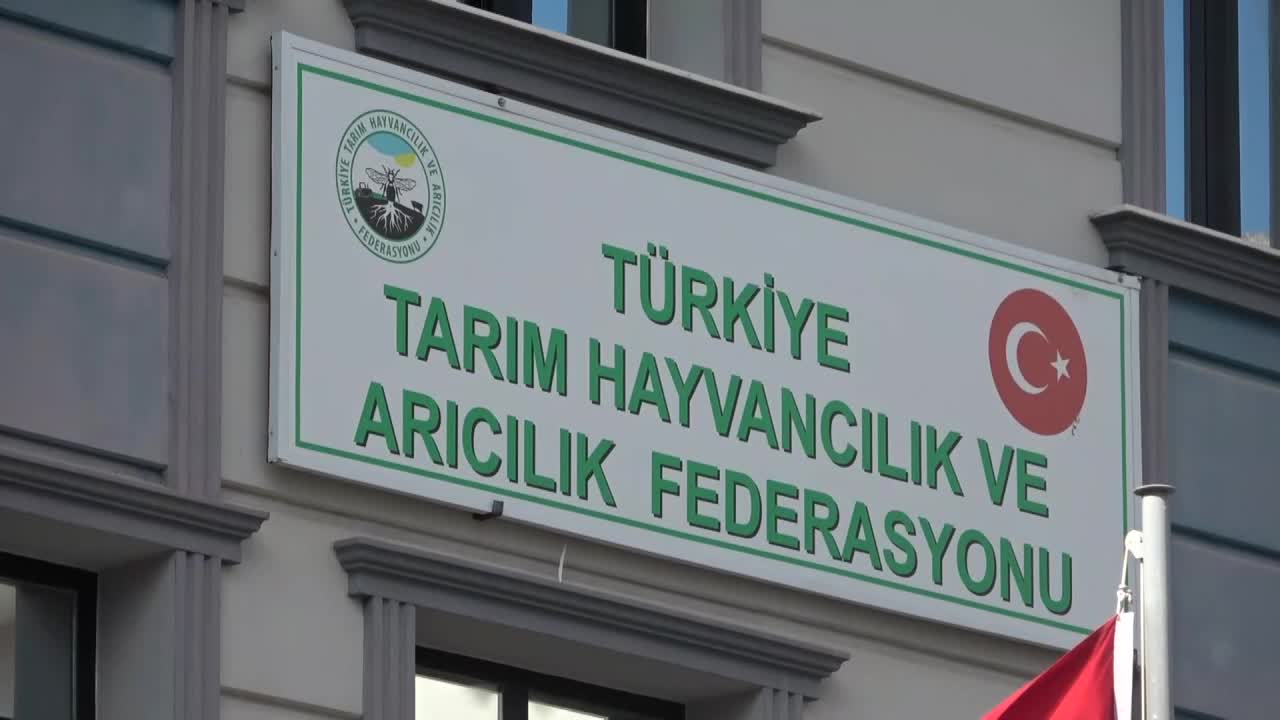ARICILAR, PARA TOPLAMASINA KARŞIN UCUZ ŞEKER VERMEDİĞİ VE PARA İADESİ YAPMADIĞI GEREKÇESİYLE TAHAP'I PROTESTO ETTİ: "2 MİLYON 200 BİN TL PARA KAYBIMIZ VAR, EVİMİ SATTIM"