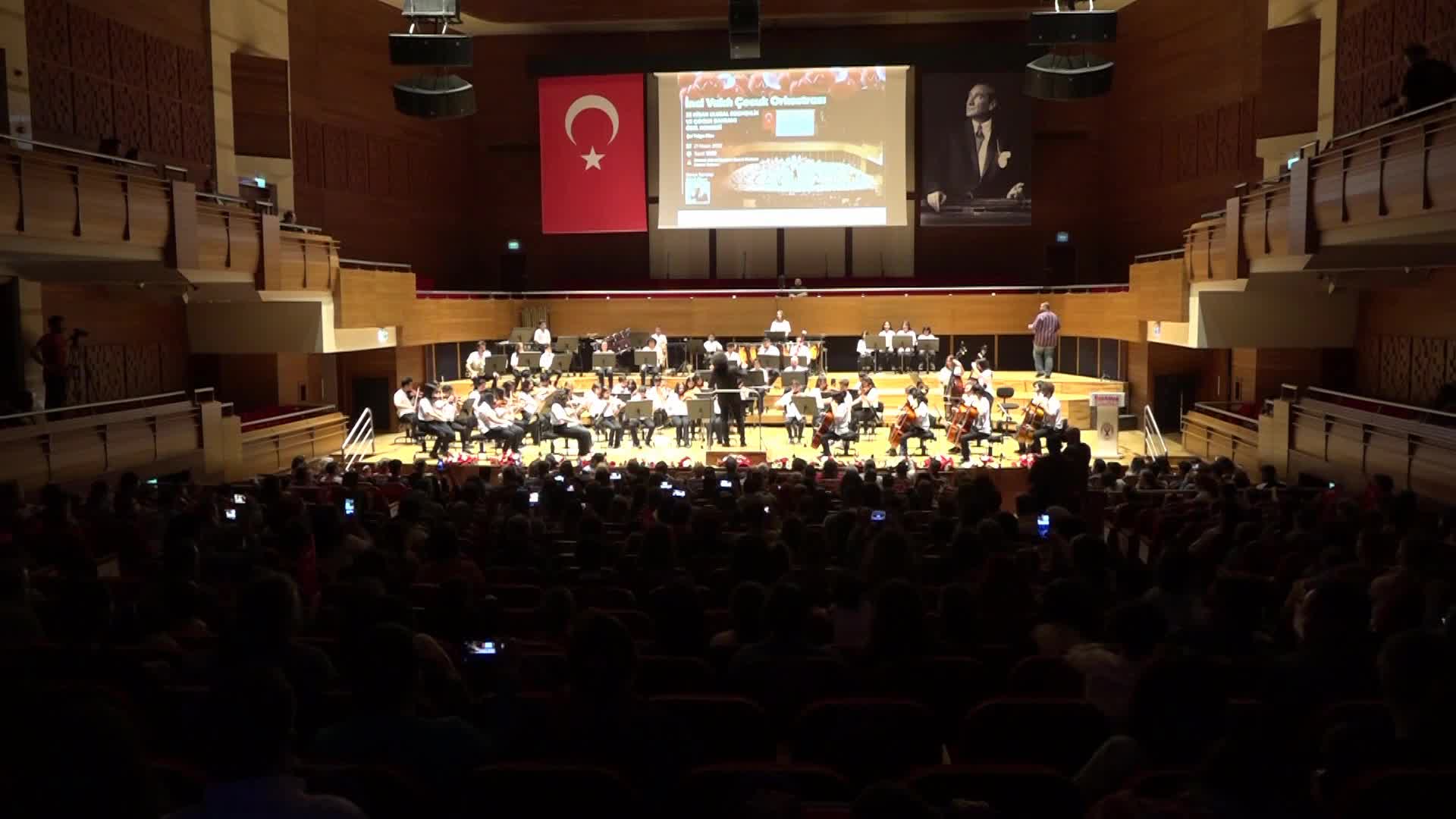 BORNOVALI MİNİK MÜZİSYENLER CUMHURİYET İÇİN ÇALACAK