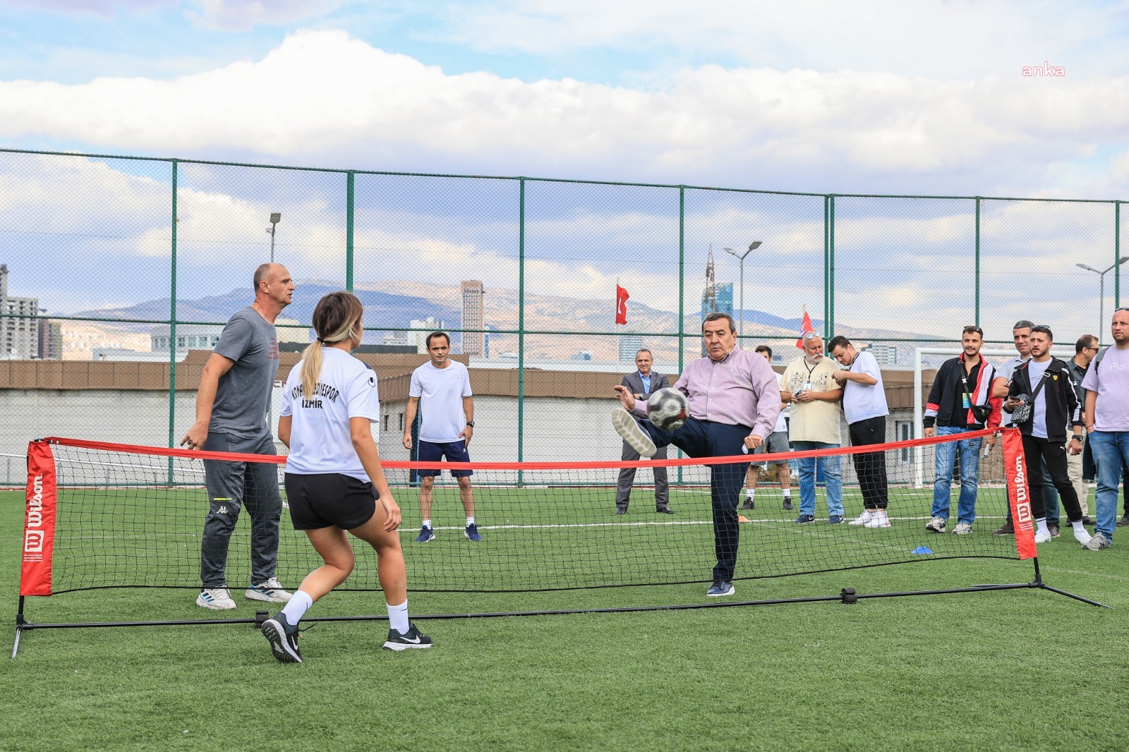 KONAK'TA KADIN FUTBOLCULARA BAKLAVA SÜRPRİZİ