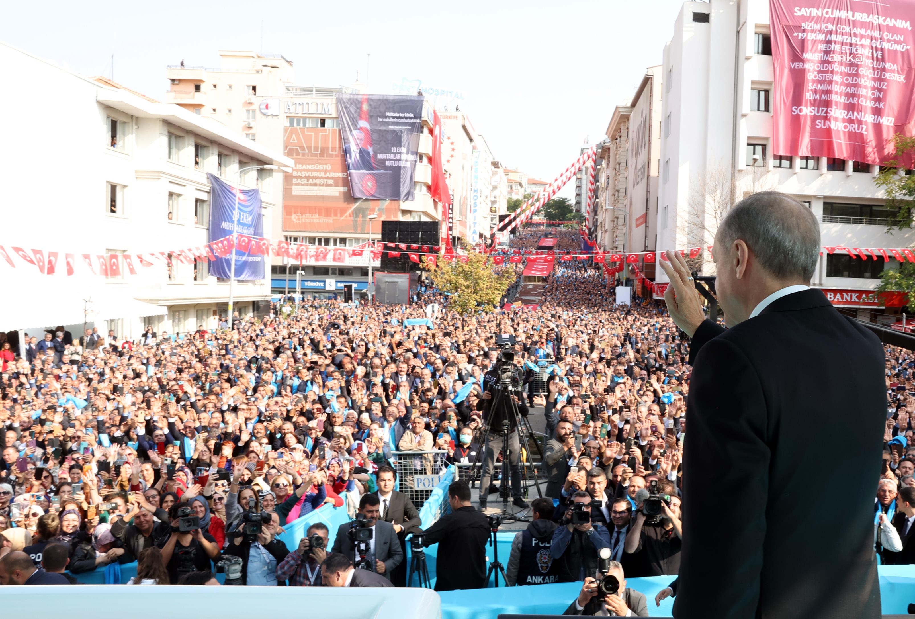 ERDOĞAN: MUHTARLARIMIZI AŞAĞILAYANLAR, İNSANIMIZI SENELERCE YOKLUĞA, YOKSULLUĞA VE YASAKLARA MAHKUM ETTİLER