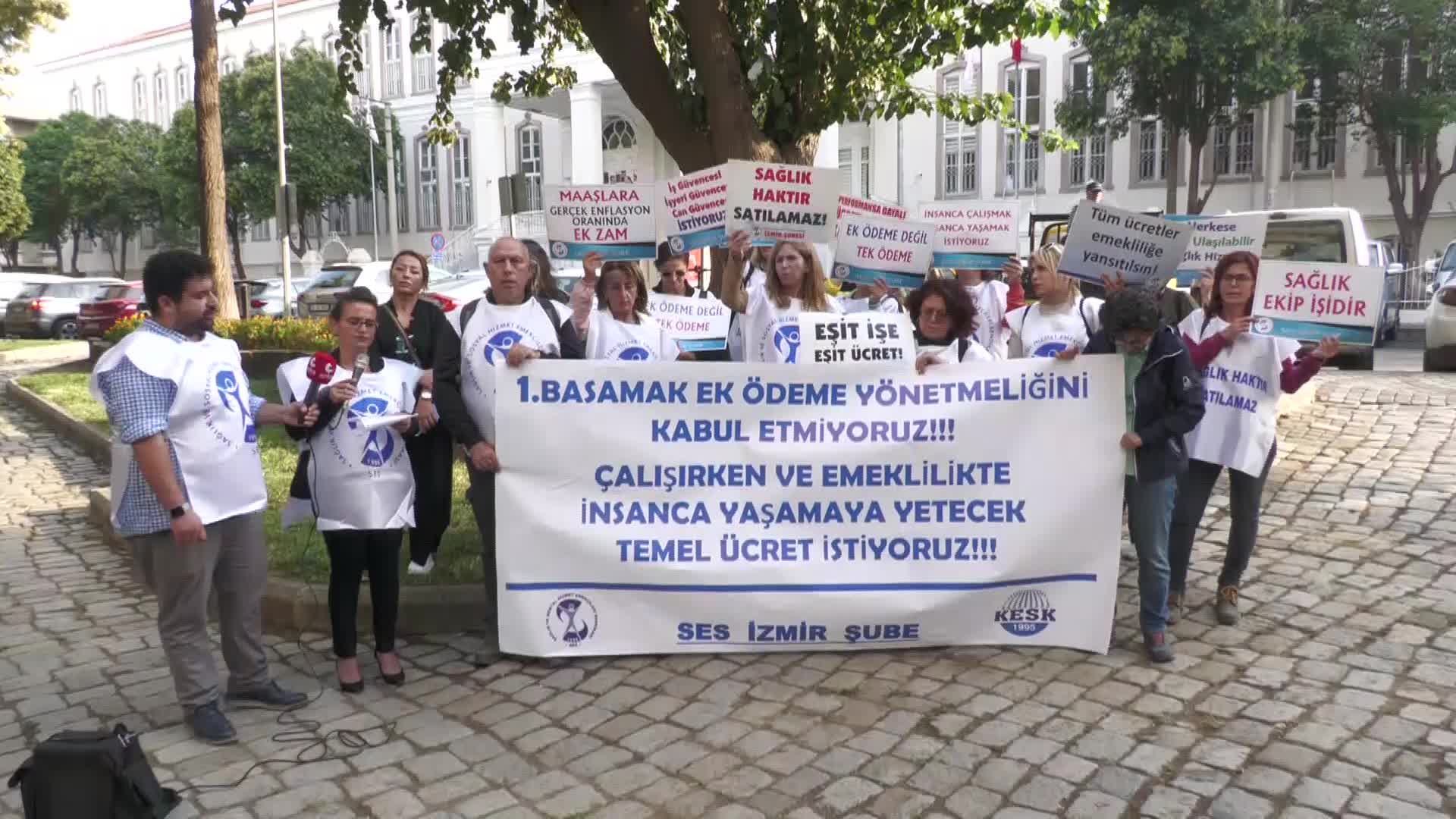 İZMİR'DE SAĞLIKÇILARDAN "EK ÖDEME YÖNETMELİĞİ" TEPKİSİ: "KÖLELİK KOŞULLARINDA ÇALIŞMA ARTACAK"
