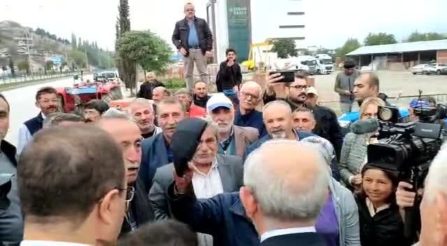 HAYVANCILIĞI BIRAKMAK ZORUNDA KALAN YURTTAŞ, KILIÇDAROĞLU’NA DERT YANDI: “BEN İNEKLERİMİ GERİ İSTİYORUM GENEL BAŞKANIM. TEKSTİL İŞÇİSİ OLMAK İSTEMİYORUM”