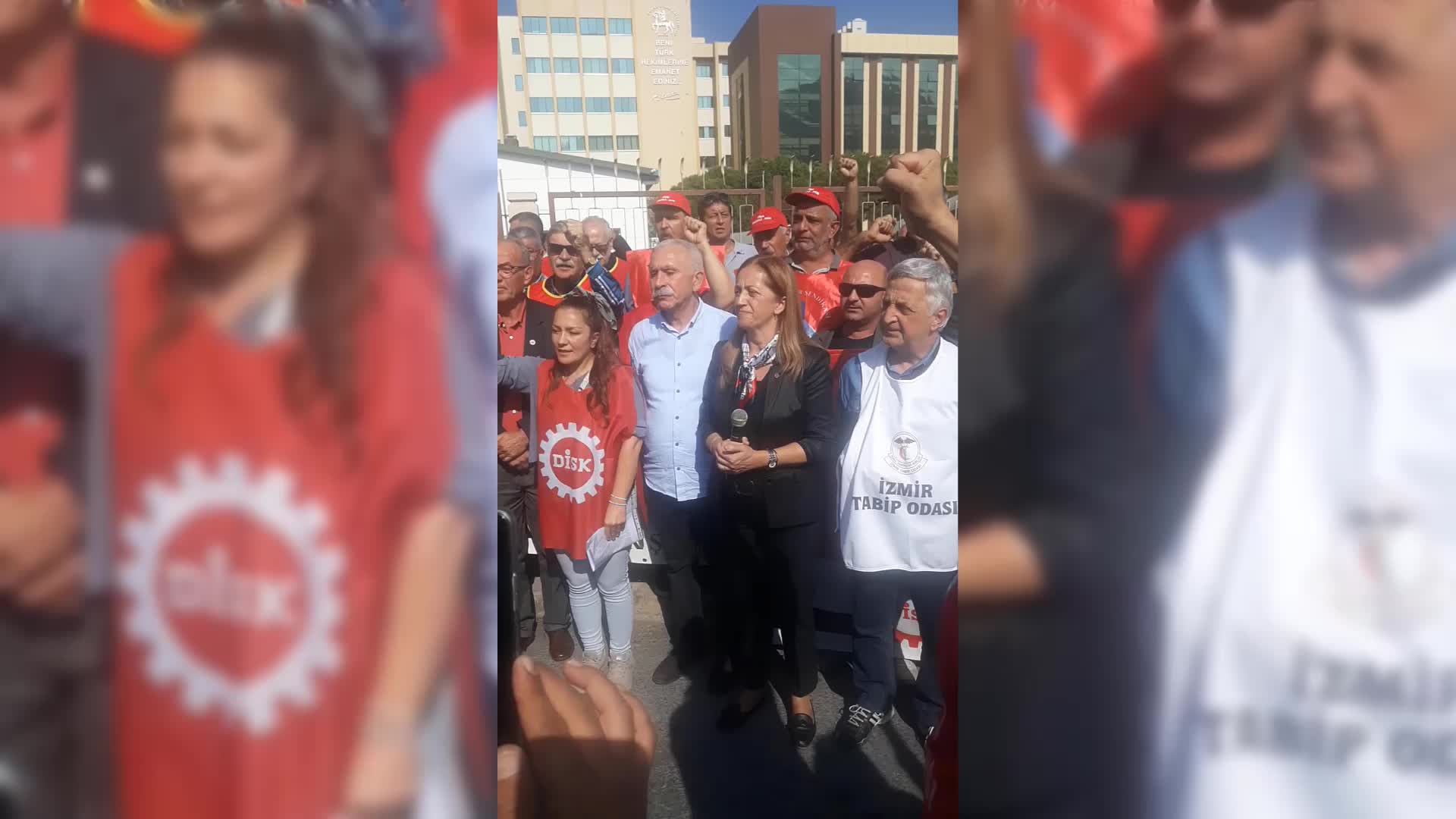 DEÜ'DEN İSTİFA EDEN PROFESÖRE DESTEK ZİYARETİNDE BULUNAN ASİSTAN HEKİMLER VE SENDİKA ÜYELERİNE YÖNELİK SORUŞTURMA VE SÜRGÜN KARARLARI PROTESTO EDİLDİ