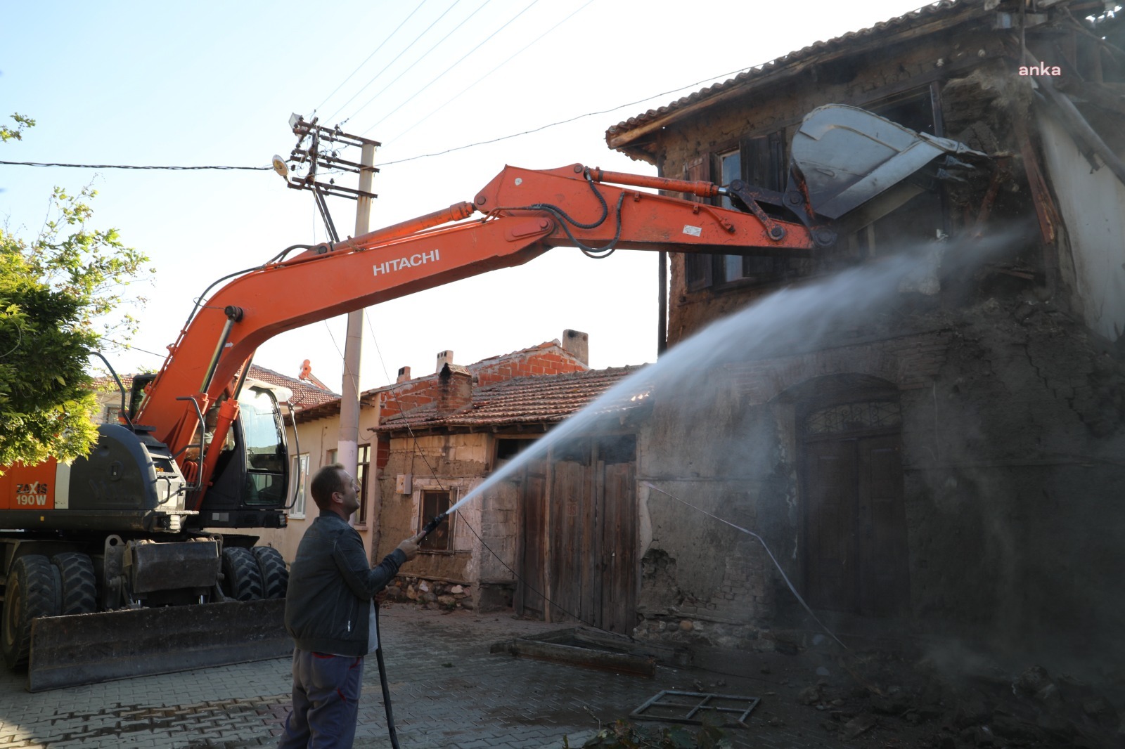 BURHANİYE’DE METRUK BİNALAR YIKILIYOR