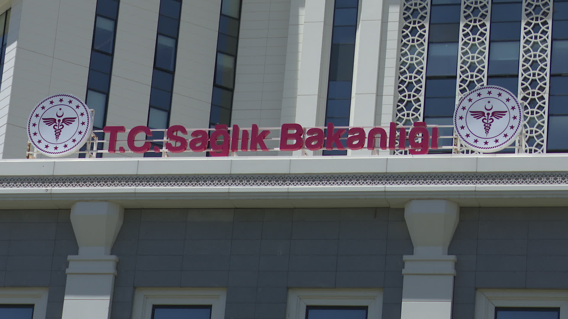 SAĞLIK BAKANLIĞI’NIN 2023 YILI HEDEFLERİ: 10 BİN KİŞİ BAŞINA DÜŞEN HASTANE SAYISI 32’YE ÇIKACAK, AİLE HEKİMLİĞİ BİRİMİ BAŞINA DÜŞEN NÜFUS SAYISI 2 BİN 700’E DÜŞECEK