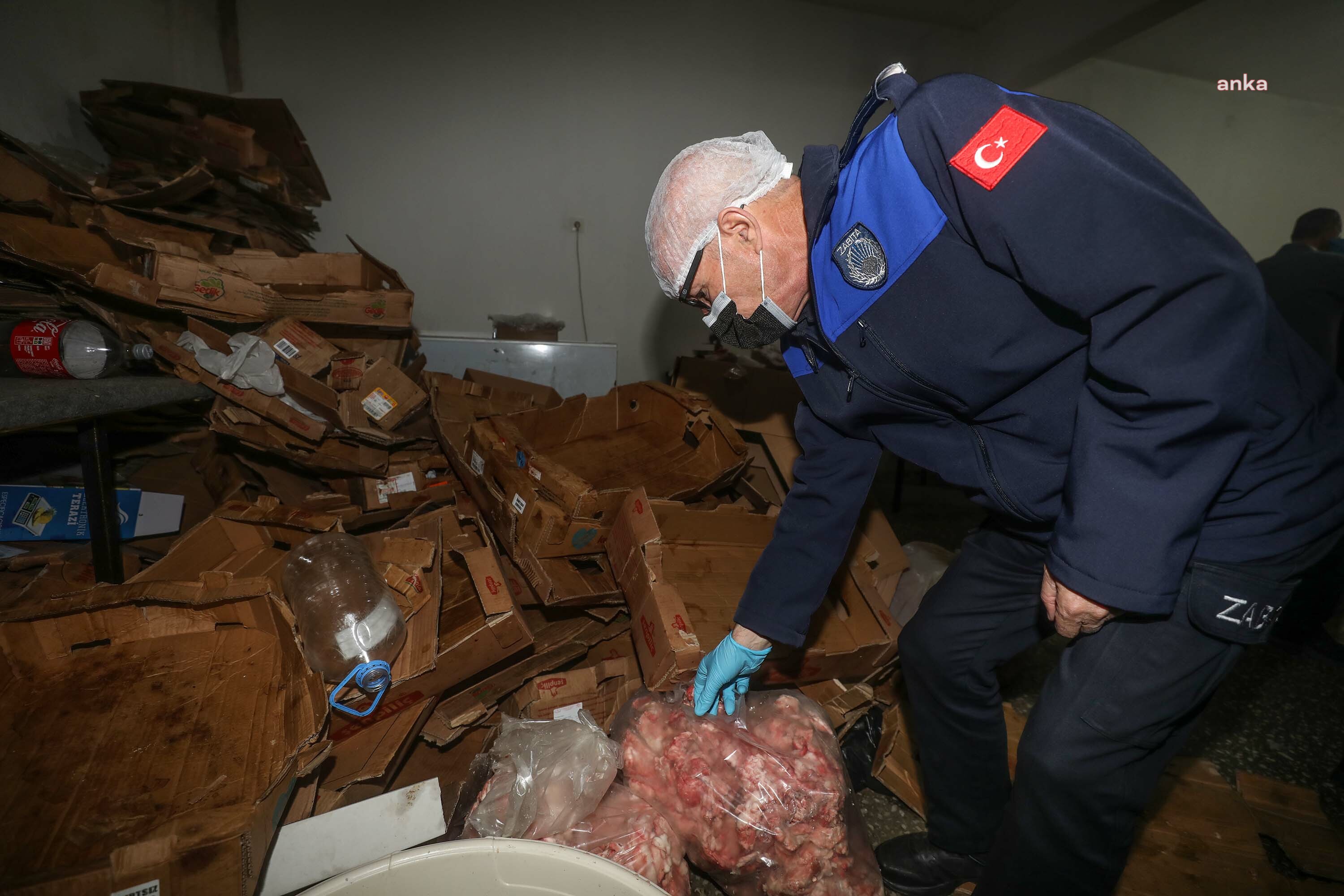 YENİMAHALLE ZABITA EKİPLERİ, MERDİVEN ALTI KÖFTE ÜRETİMİ YAPANLARA BASKIN DÜZENLEDİ