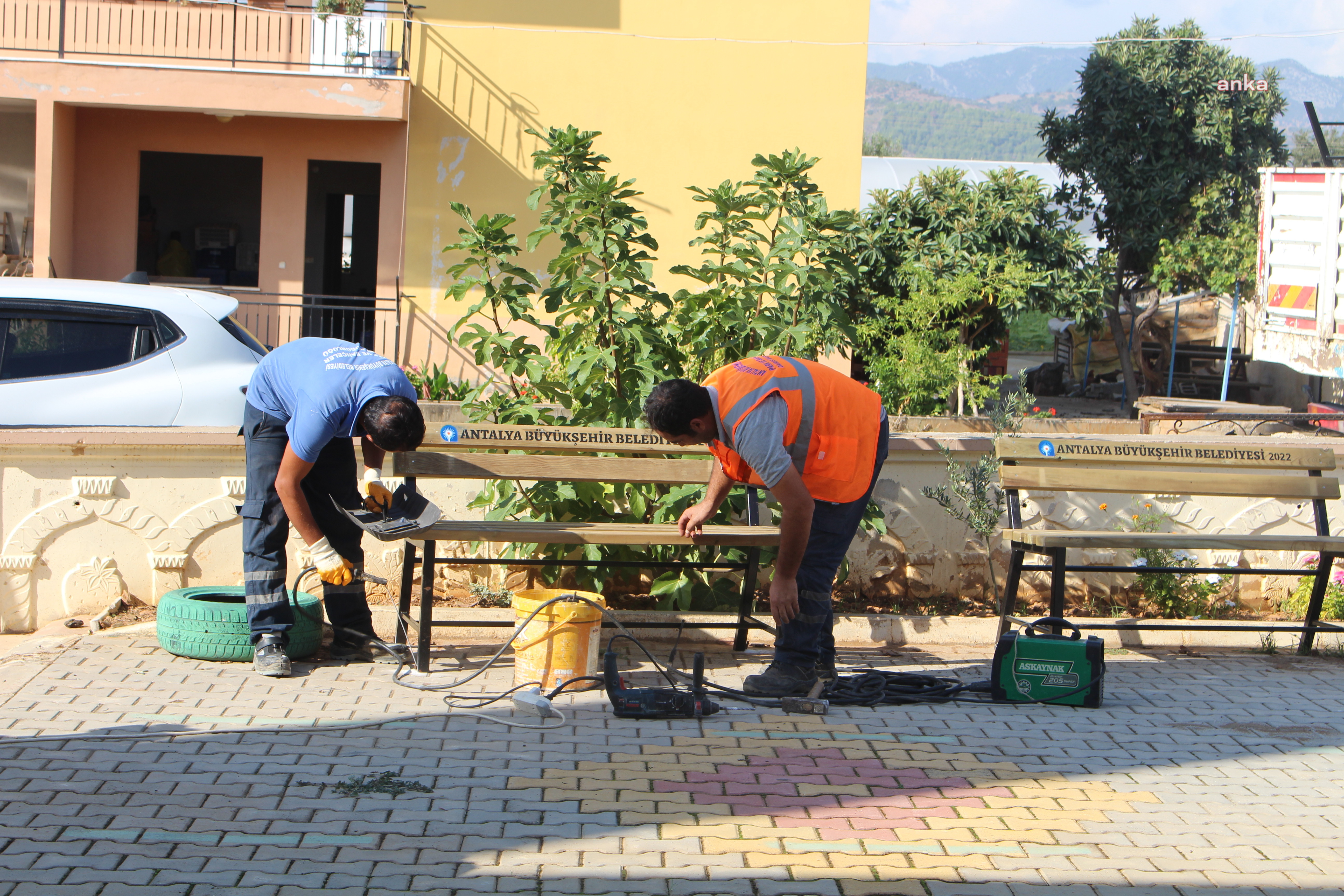 ANTALYA BÜYÜKŞEHİR’DEN İLÇELERE KENT MOBİLYASI DESTEĞİ