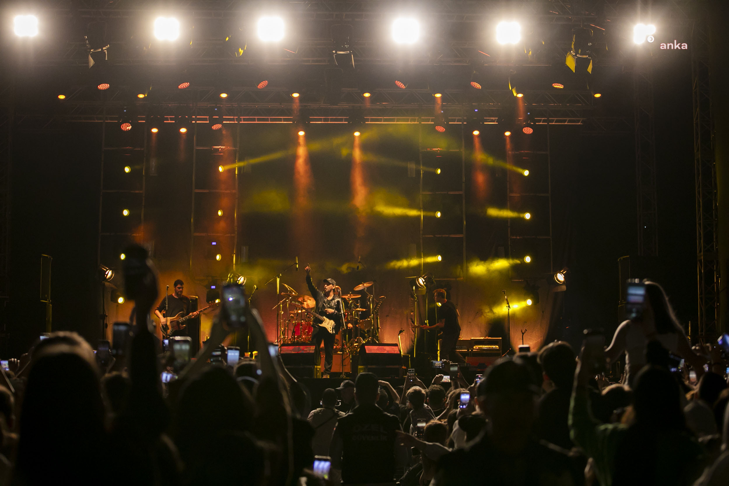 MERSİN GENÇLİK FESTİVALİ DUMAN KONSERİ İLE SONA ERDİ