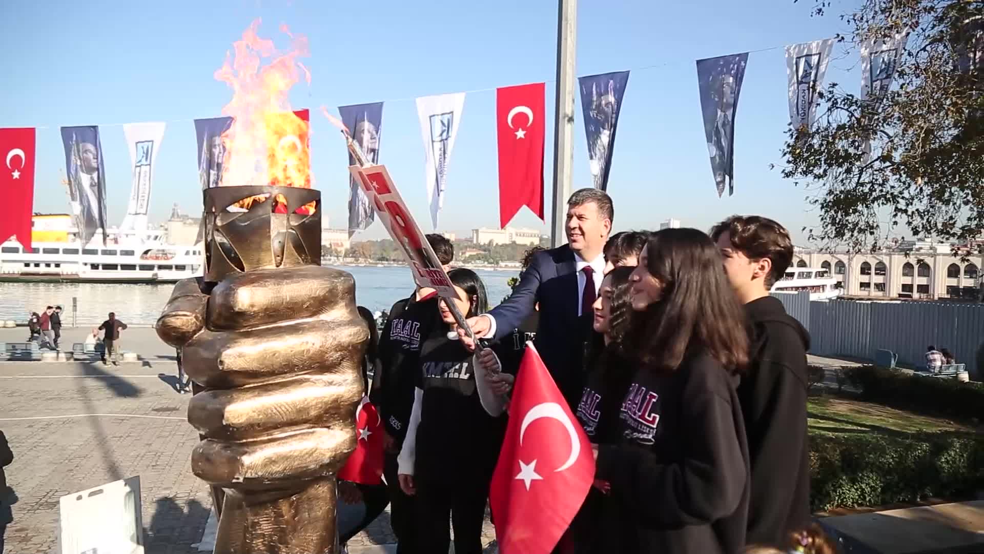 KADIKÖY'DE CUMHURİYET MEŞALESİ 29 EKİM'E KADAR YANMAYA DEVAM EDECEK