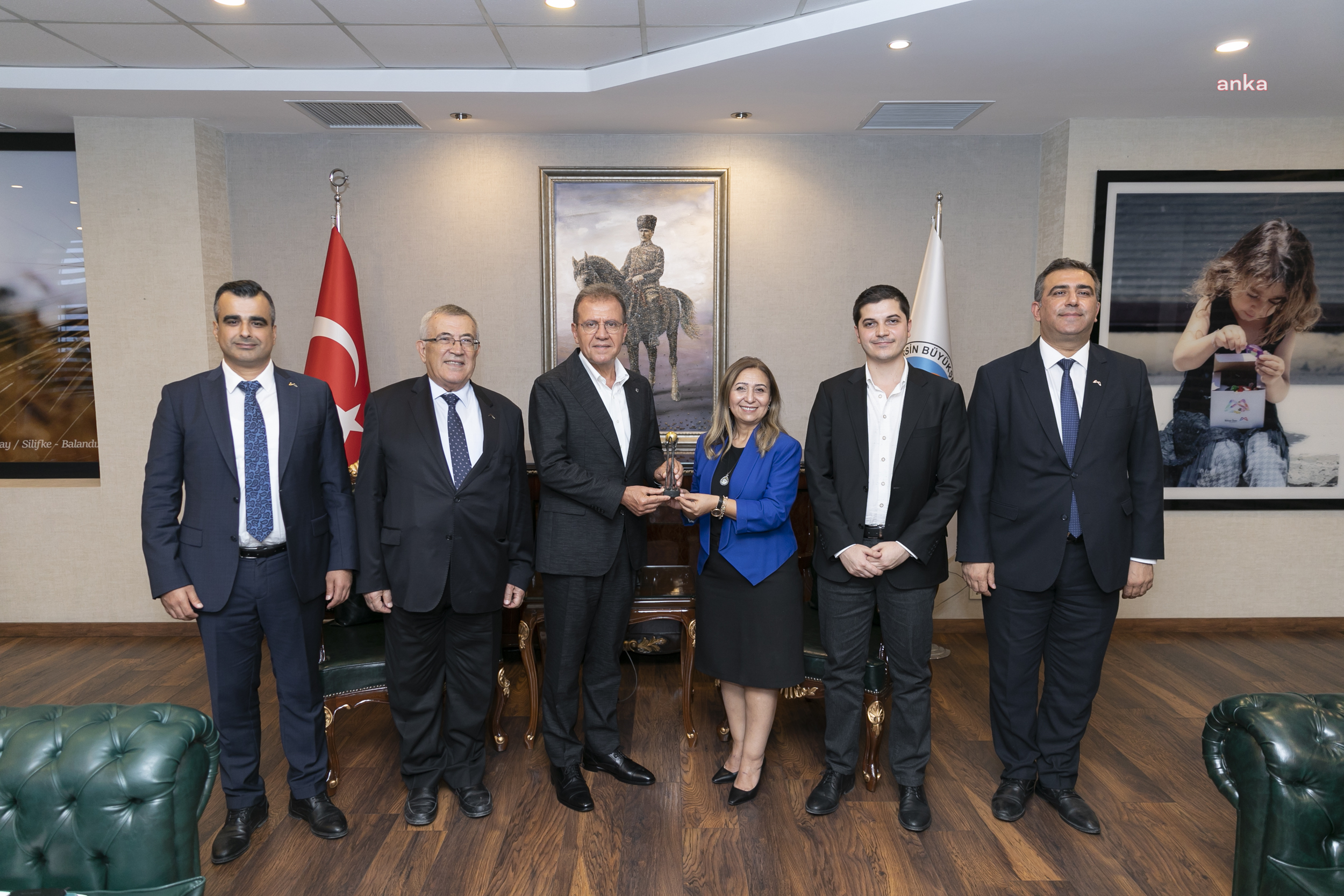 UCLG’NİN ‘BARIŞ ÖDÜLÜ’ MERSİN BÜYÜKŞEHİR BELEDİYE BAŞKANI VAHAP SEÇER’E TAKDİM EDİLDİ