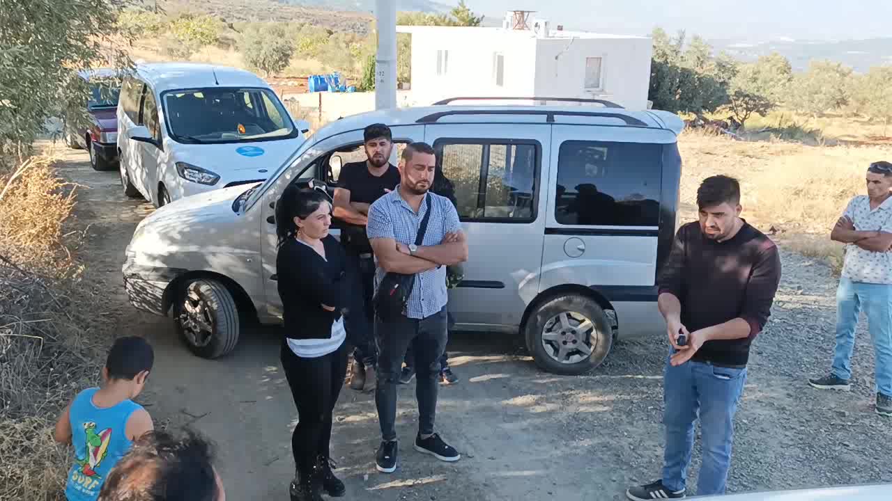 AYDIN'DA BİR VATANDAŞ ASKİ ARACININ ÖNÜNÜ KESEREK SU KESİNTİSİNİ PROTESTO ETTİ