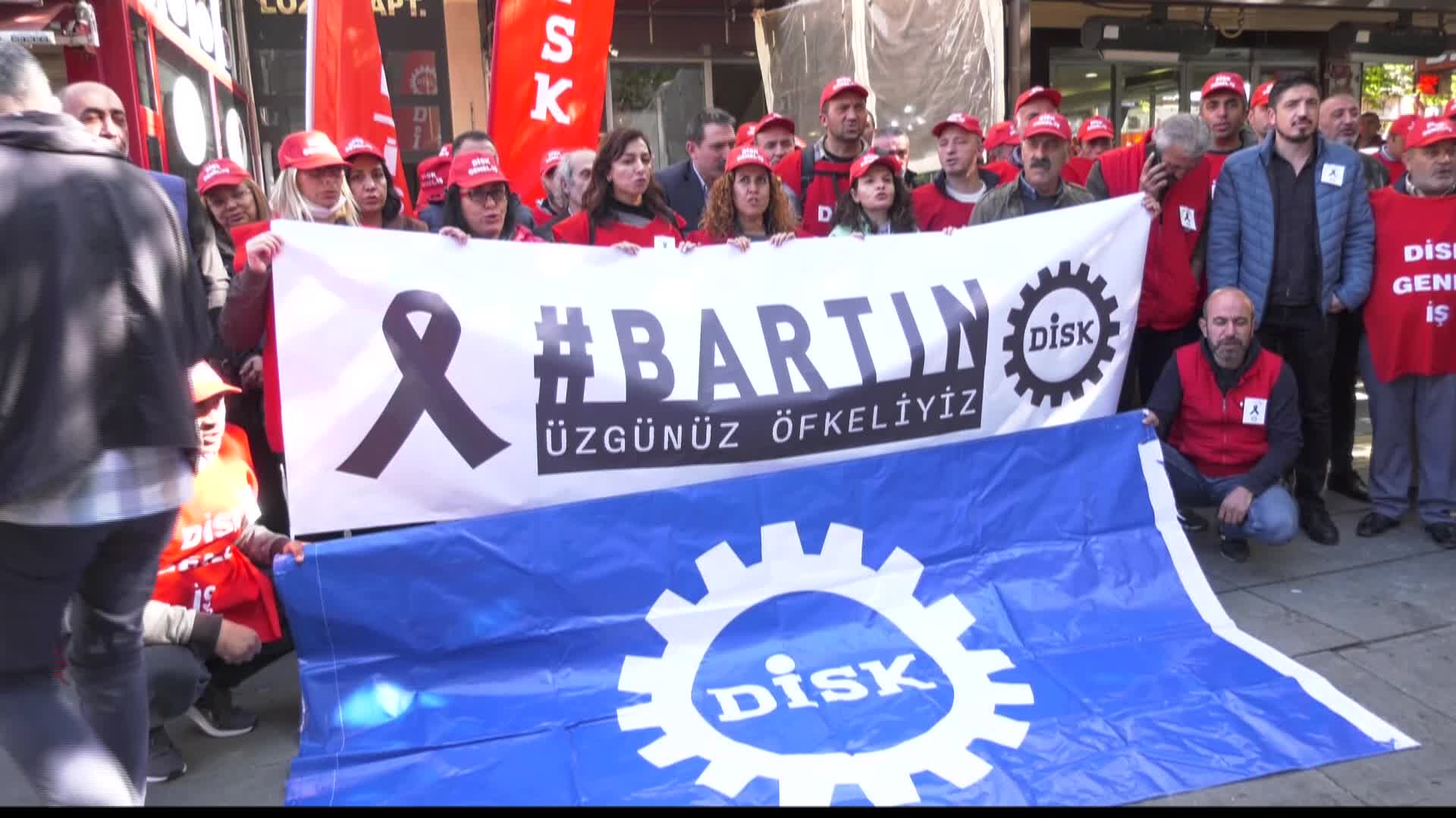 DİSK’TEN 'AMASRA MADEN FACİASI' PROTESTOSU: “KADERİN PLANI DEDİKLERİ SADECE TÜRKİYE İŞÇİ SINIFI İÇİN Mİ GEÇERLİ”