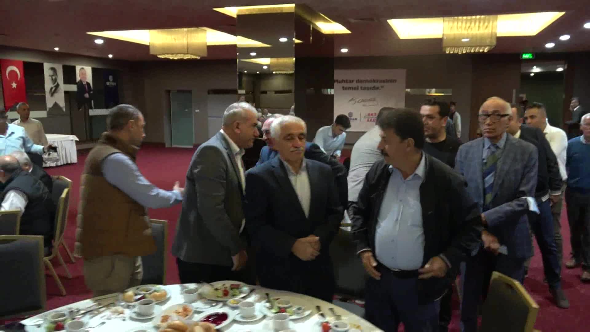 SEYHAN BELEDİYE BAŞKANI AKAY, MUHTARLARLA BULUŞTU