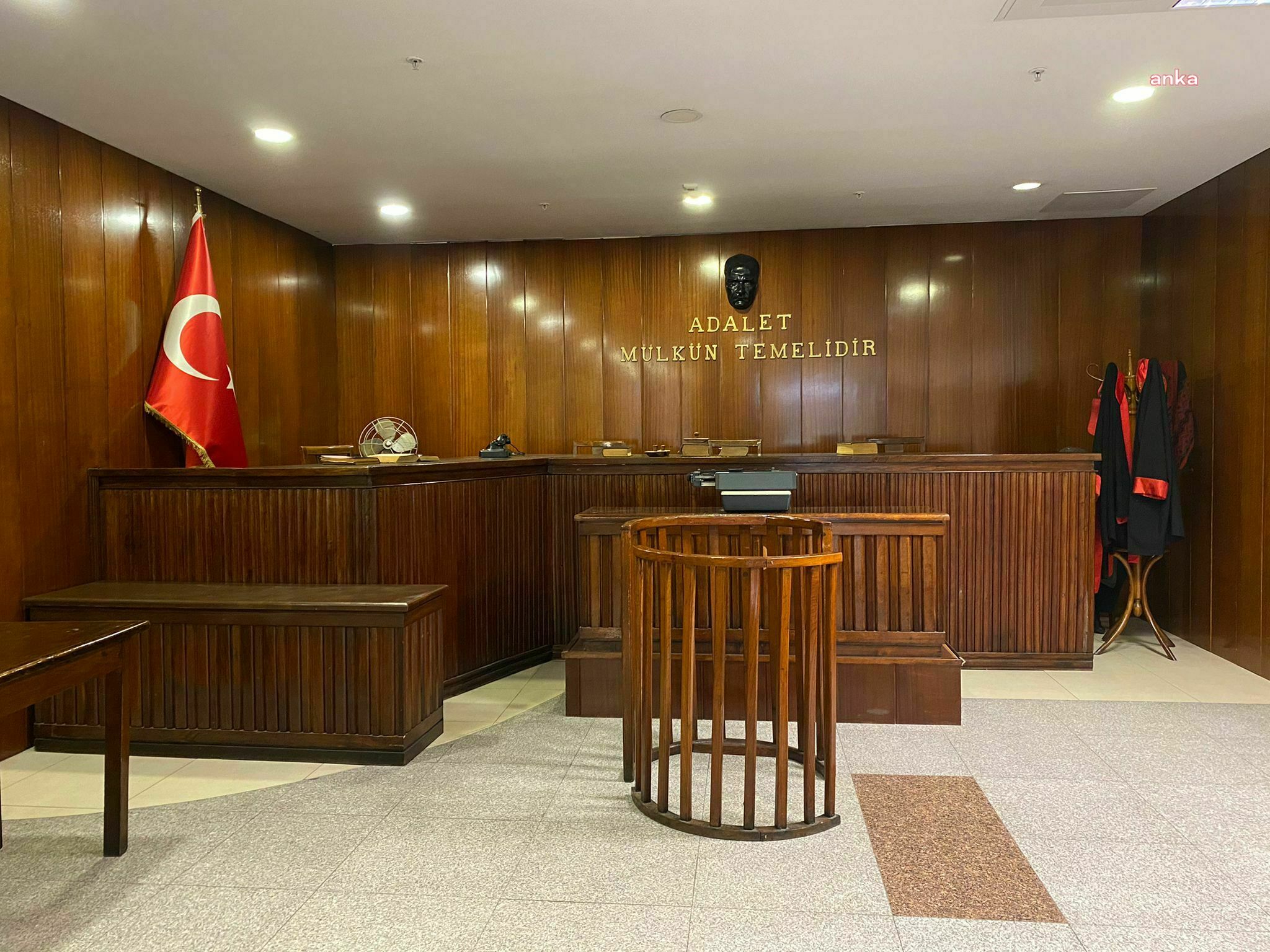 MAHKEME, TELE 1’İN YAYINLARININ ÜÇ GÜN SÜREYLE DURDURULMASI KARARININ YÜRÜTMESİNİ DURDURDU: “İŞLEMİN UYGULANMA SÜRESİ İÇİNDE SAĞLIKLI BİR YARGISAL DENETİM YAPILAMAZ”