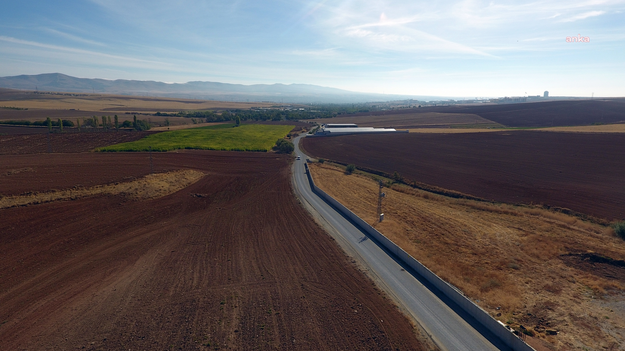 KIRŞEHİR BELEDİYESİ, TARIMSAL ALANLARDA DA YOL ÇALIŞMALARINI SÜRDÜRÜYOR