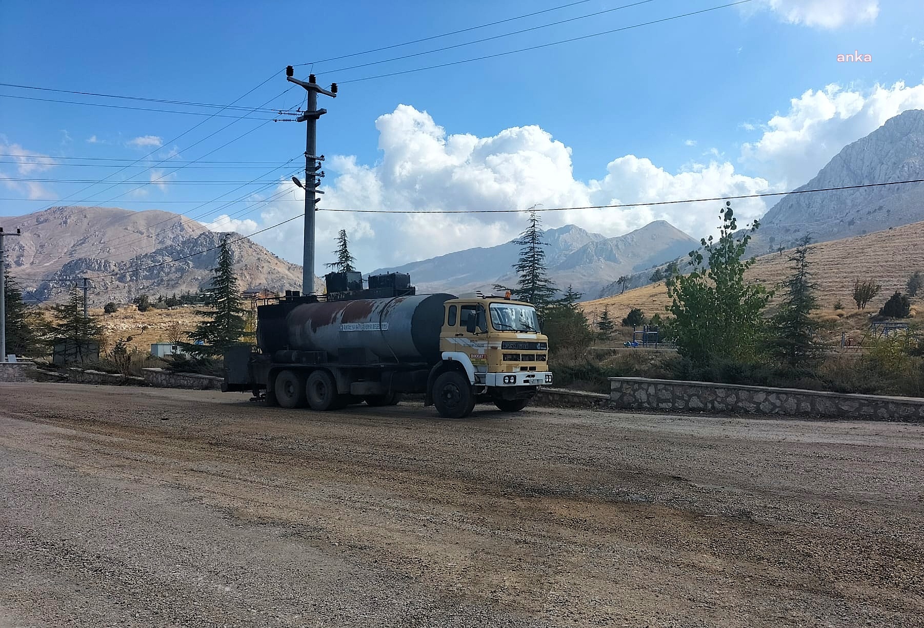 KONYAALTI BELEDİYESİ, YOL VE KALDIRIM ÇALIŞMALARINA DEVAM EDİYOR