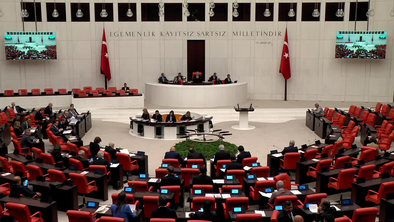GAMZE AKKUŞ İLGEZDİ: "AİLE HEKİMLERİMİZ HASTALARINA ŞİFA DAĞITMAK YERİNE MÜLK SAHİPLERİNİN İHTARNAMELERİYLE UĞRAŞIYOR"