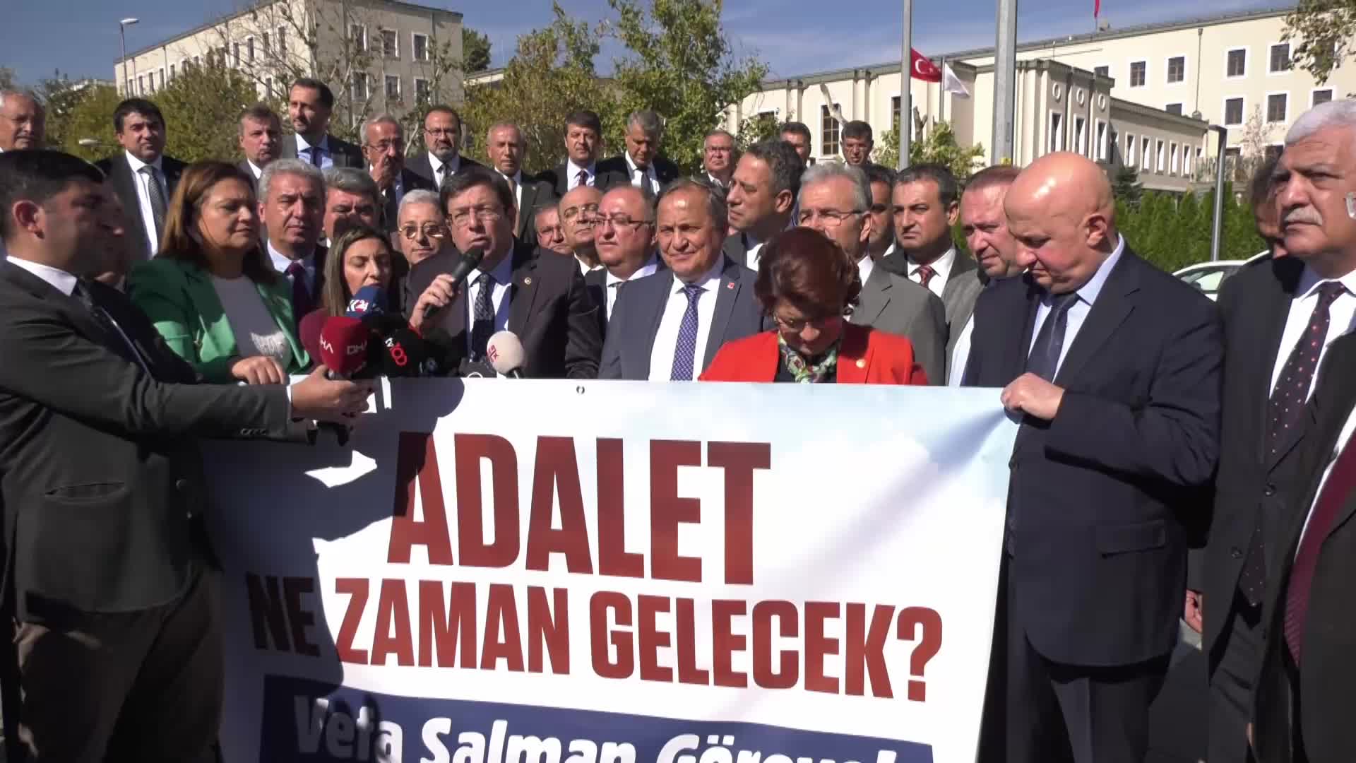 CHP MİLLETVEKİLLERİ VEFA SALMAN İÇİN İÇİŞLERİ BAKANLIĞI ÖNÜNDE 'GÖREVE İADE' ÇAĞRISI YAPTI: "BU HUKUKSUZLUĞU BİR AN ÖNCE BİTİRİN"