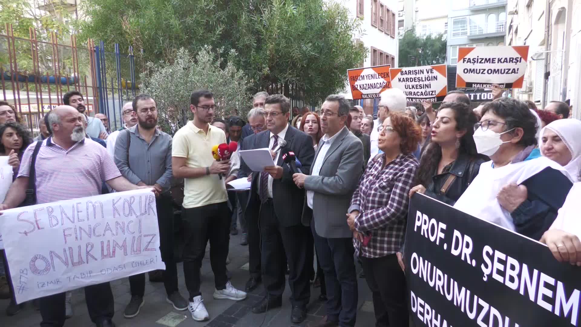 İZMİR'DE 'ŞEBNEM KORUR FİNCANCI' PROTESTOSU: "TABİP ODALARININ, MESLEK BİRLİKLERİNİN VE SENDİKALARIN SESİNİ KESME, SUSTURMA GAYRETİ"