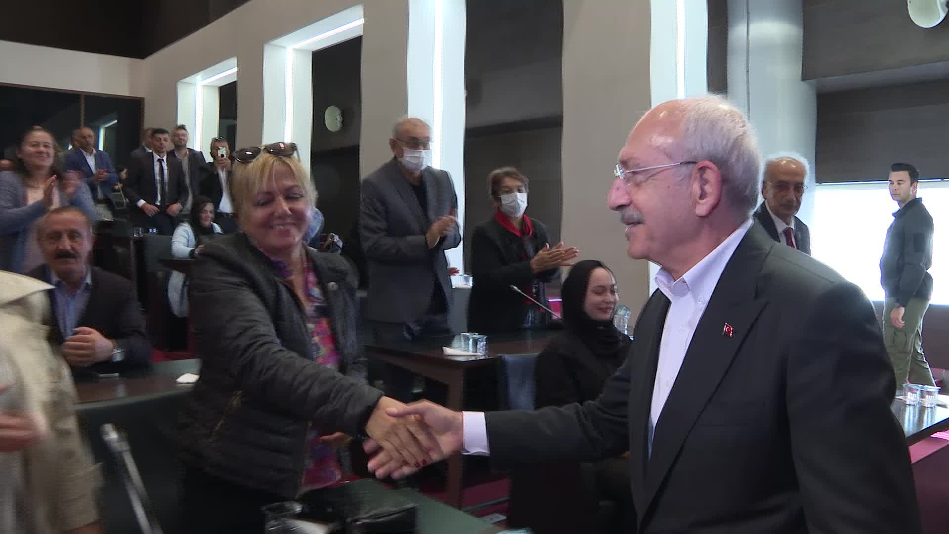 KILIÇDAROĞLU: “1935 KURULTAYINDA DA TARTIŞILMIŞ, ‘KADININ KILIK KIYAFETİNE KİMSE DOKUNMASIN’ DİYE KARAR ALINMIŞTIR. ATATÜRK HAYATTADIR, 1935 KURULTAYI, DÖRT GÜN SÜRMÜŞTÜR, DÖRDÜNCÜ GÜNÜN SONUNDA BU KARAR ALINMIŞTIR”