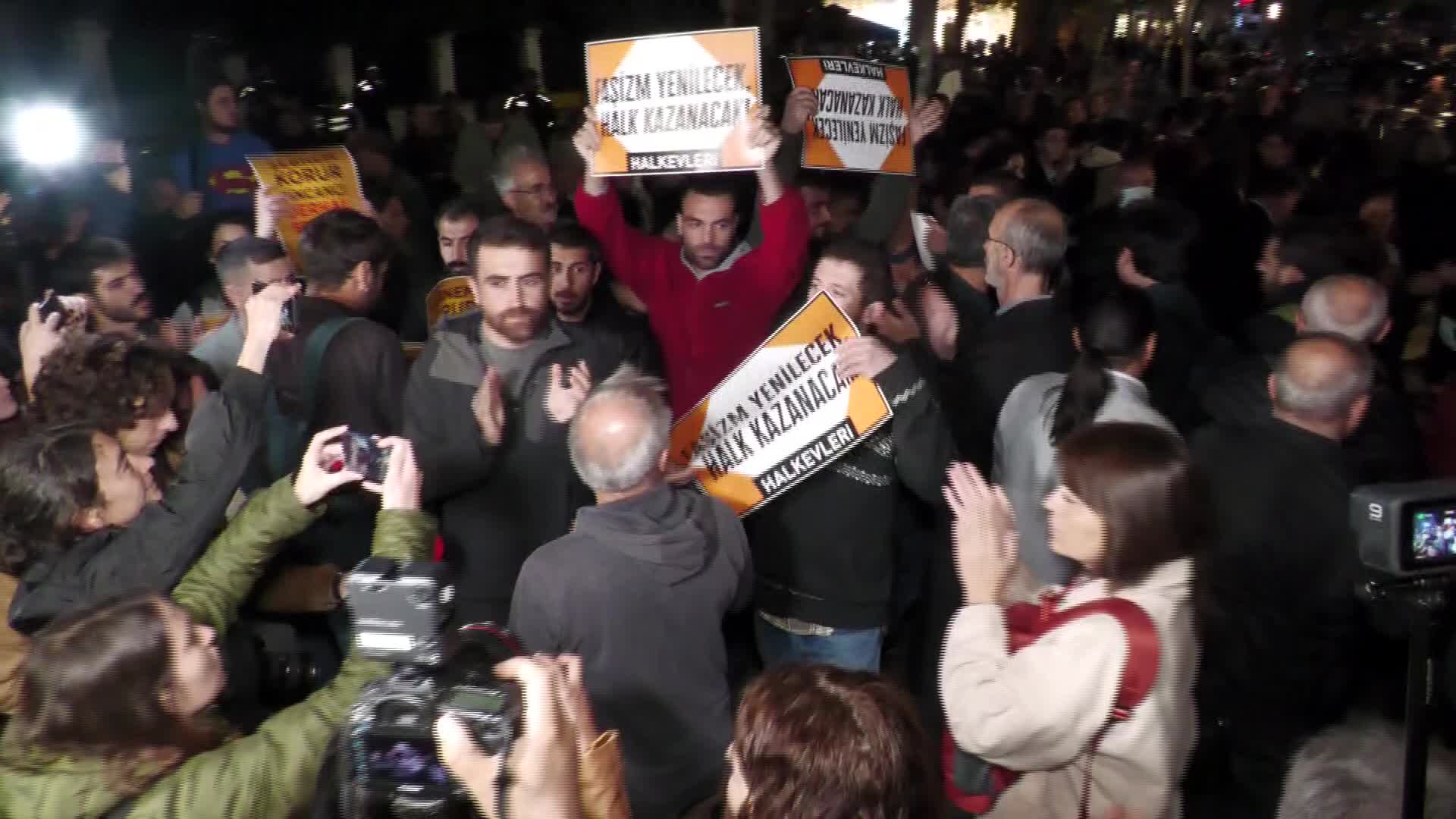 KADIKÖY’DE YAPILMAK İSTENEN FİNCANCI PROTESTOSUNA POLİS MÜDAHALE ETTİ: ONLARCA KİŞİ GÖZALTINA ALINDI