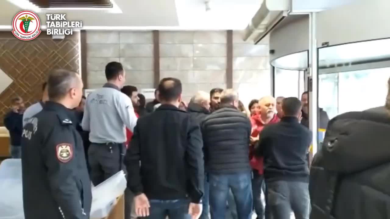 TTB MERKEZ KONSEY ÜYELERİ, FİNCANCI'YA DESTEK OLMAK İÇİN GELDİKLERİ ANKARA ADLİYESİ'NE ALINMADI