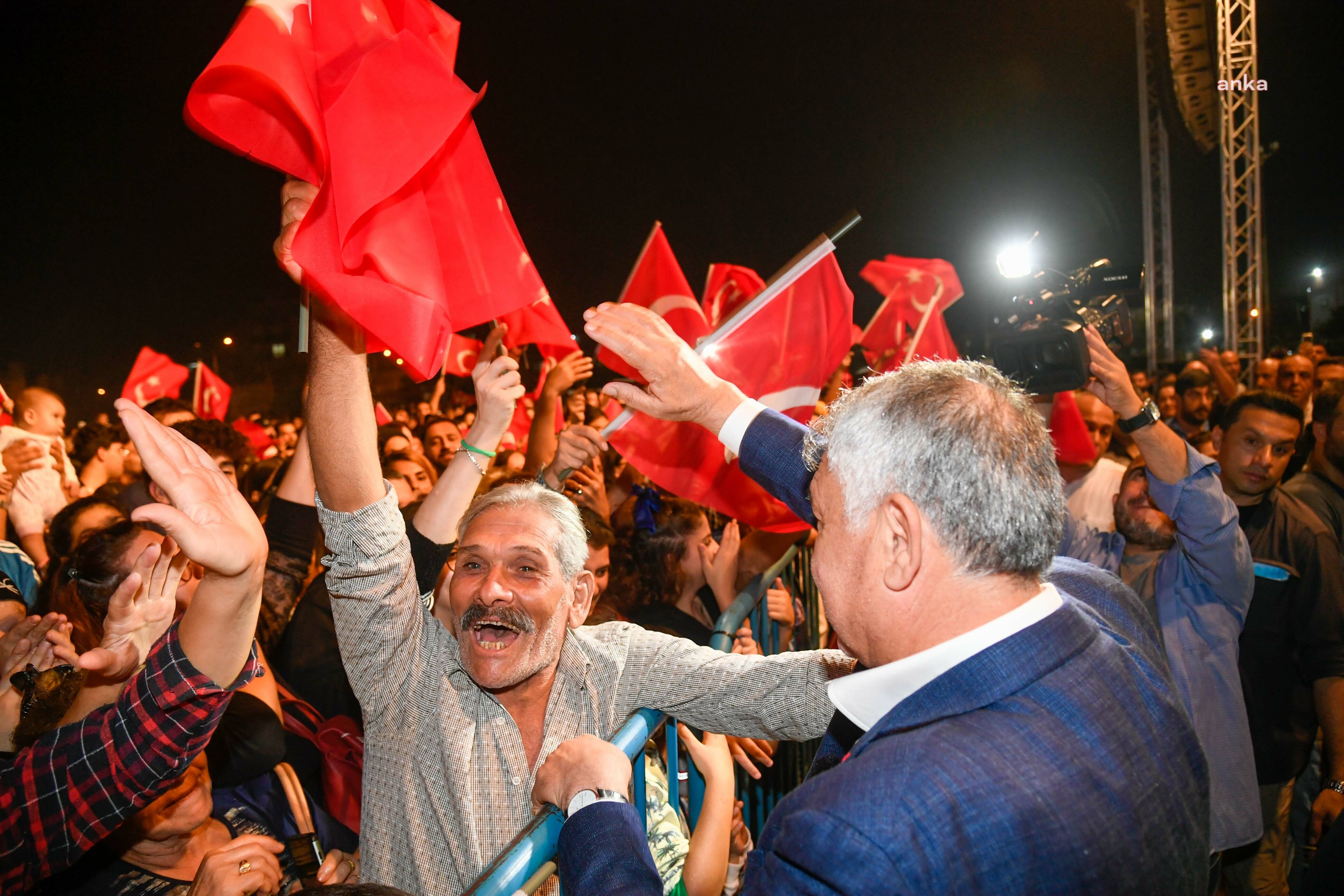 ADANA’DA HALUK LEVENT KONSERİNİN DE OLDUĞU CUMHURİYET BAYRAMI KUTLAMASINA YOĞUN İLGİ