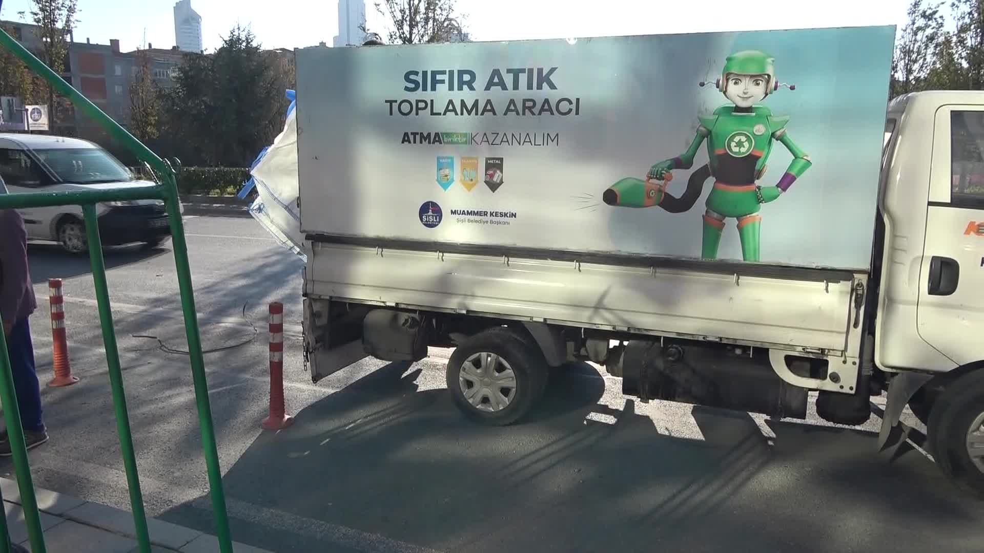 ŞİŞLİ BELEDİYESİ'NDEN "ÇEKÇEKÇİ" DİYE NİTELENDİRİLEN KAĞIT TOPLAYICILARINA DESTEK... KURULAN KOOPERATİF BÜNYESİNDE ÇALIŞACAK ÇEKÇEKÇİLER DAHA İYİ OLANAKLARA KAVUŞACAK