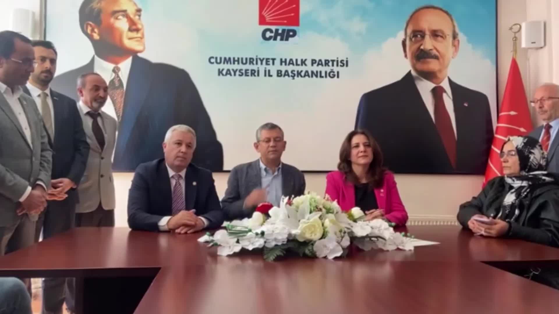 ÖZGÜR ÖZEL’DEN, AMASRA MADEN FACİASI SORUŞTURMASINDA İLERLEME SAĞLANAMAMASINA TEPKİ: “SAVCILARA SÖZÜM ŞU: KORKMAYIN. NE YAPACAK? KIŞ KARARNAMESİ İLE SÜRECEK. YAZ KARARNAMESİNDE İSTER AYNI YERE, İSTER EN İYİ YERE GETİRMEYEN NAMERTTİR”