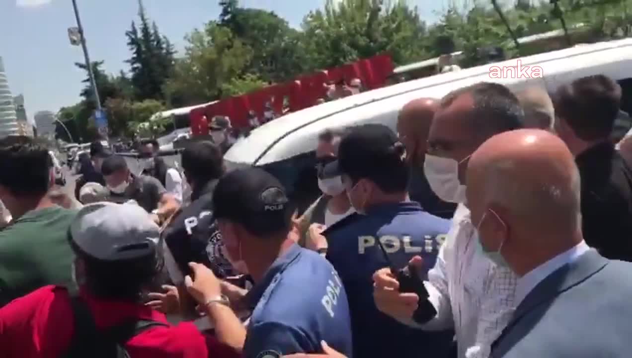 GAZETECİ SİBEL HÜRTAŞ’IN YARGILANDIĞI DAVADA MAHKEME, DURUŞMALARA KATILMAYAN ŞİKAYETÇİ POLİSLER HAKKINDA ZORLA GETİRME KARARI VERDİ