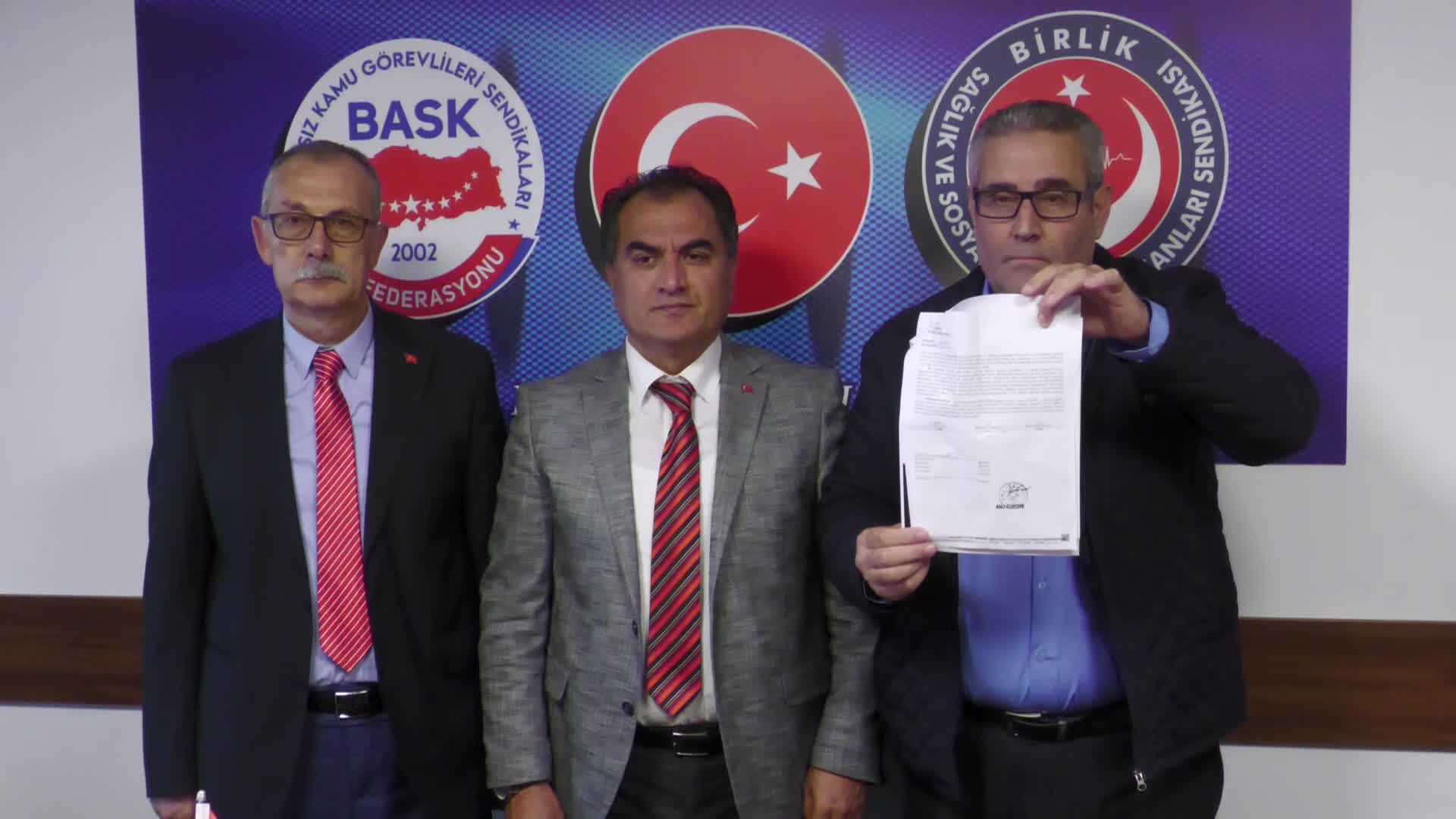 İZMİRLİ MEMUR, MAHKEME KARARINA RAĞMEN YEŞİL PASAPORT ALAMIYOR: "MAHKEME KARARI TANINMAYACAKSA BİZ NEREYE BAŞVURACAĞIZ"