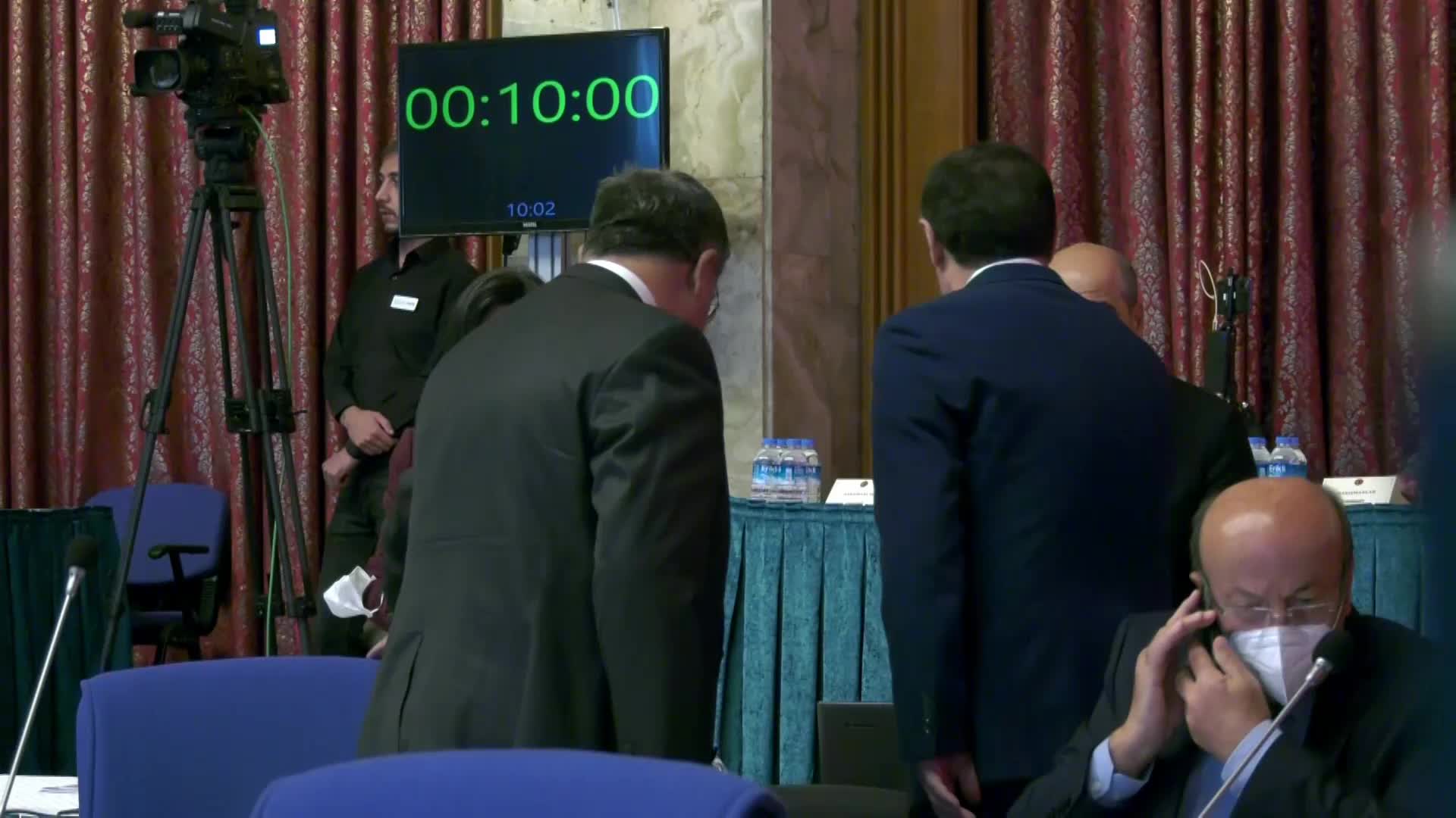 PLAN VE BÜTÇE KOMİSYONU'NDA 'CANLI YAYIN' ESPRİLERİ... PAYLAN "KAÇ PARAYSA BEN VERECEĞİM" DEDİ, ŞENTOP "TELEFONUNUZU DEĞİŞTİRİN, BEN ÖDEYEYİM. DAHA İYİ YAYIN YAPARSINIZ" YANITINI VERDİ