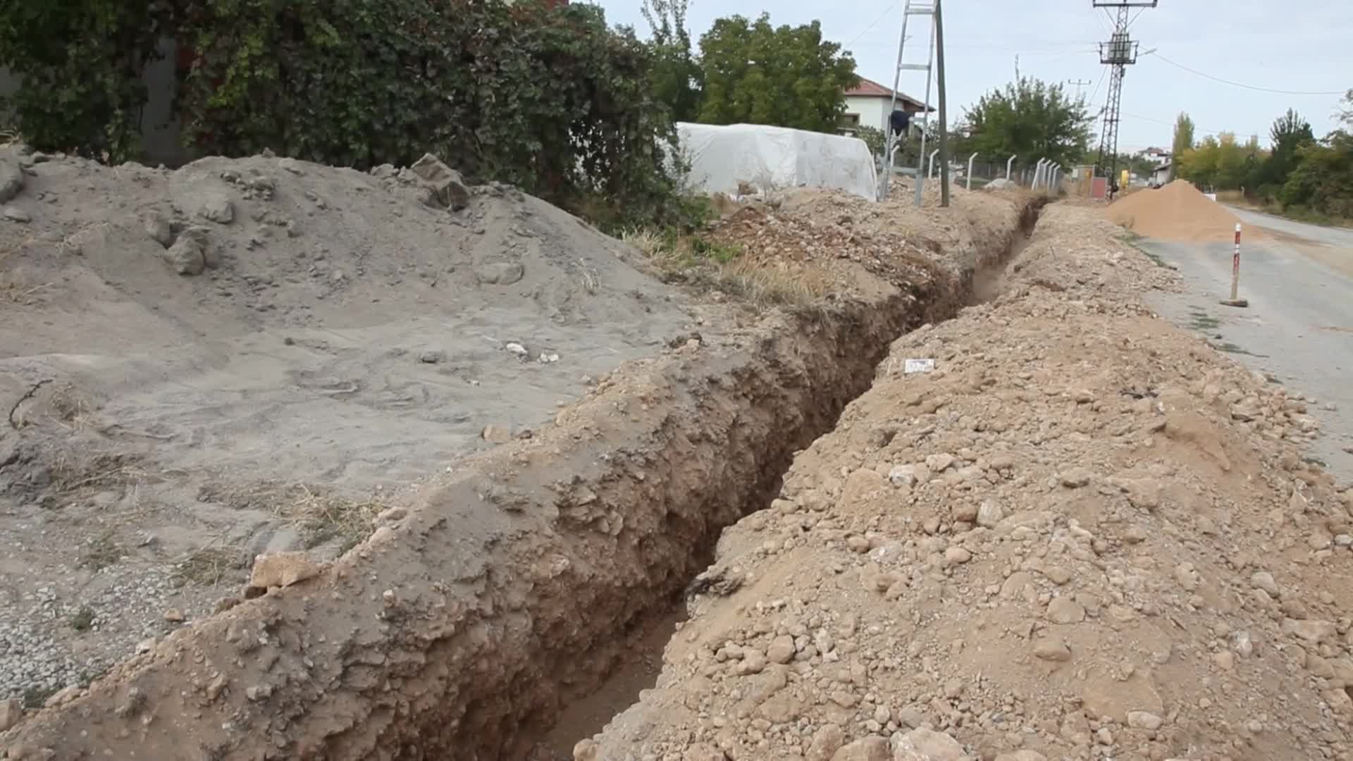 MALATYA SAMANKÖY SAKİNLERİ, DOĞAL GAZ HİZMETİNİN KENDİLERİNE ULAŞTIRILMADIĞINDAN ŞİKAYETÇİ: “GEÇEN SENE SÖZ VERDİLER. ŞİMDİ YANIMIZDAN GEÇİP GİDİYORLAR”