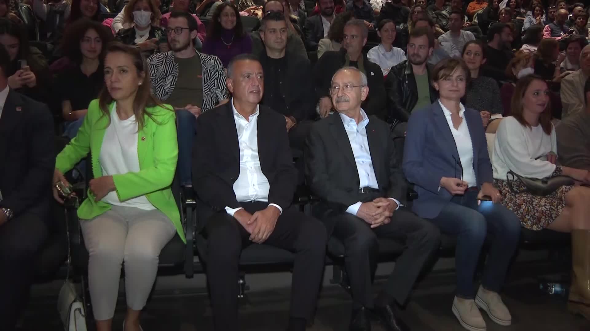 KEMAL KILIÇDAROĞLU, “ZENGİN MUTFAĞI” İSİMLİ TİYATRO OYUNUNU İZLEDİ