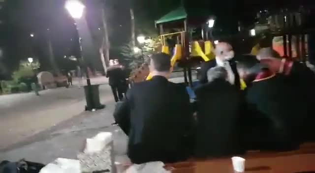 SAVUNMA NÖBETİ GECE BOYUNCA SÜRDÜ, BAZI BARO BAŞKANLARI KAYDIRAKLARDA UYUDU