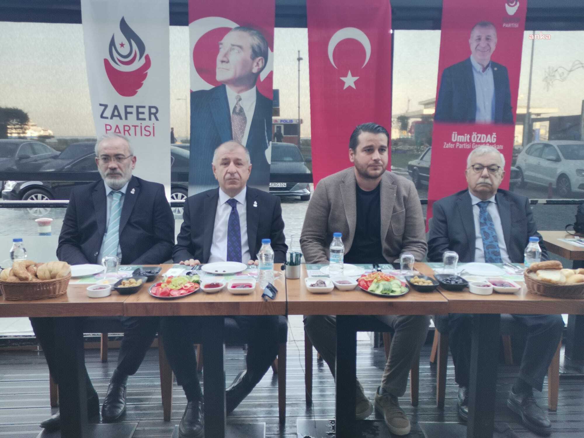 ÜMİT ÖZDAĞ’DAN DAVUTOĞLU’NA: “AHMET BEYİN TÜRKİYE'YE YAPACAĞI EN İYİ HİZMET EMEKLİYE AYRILIP KÖŞESİNDE KİTAP YAZMAKTIR”