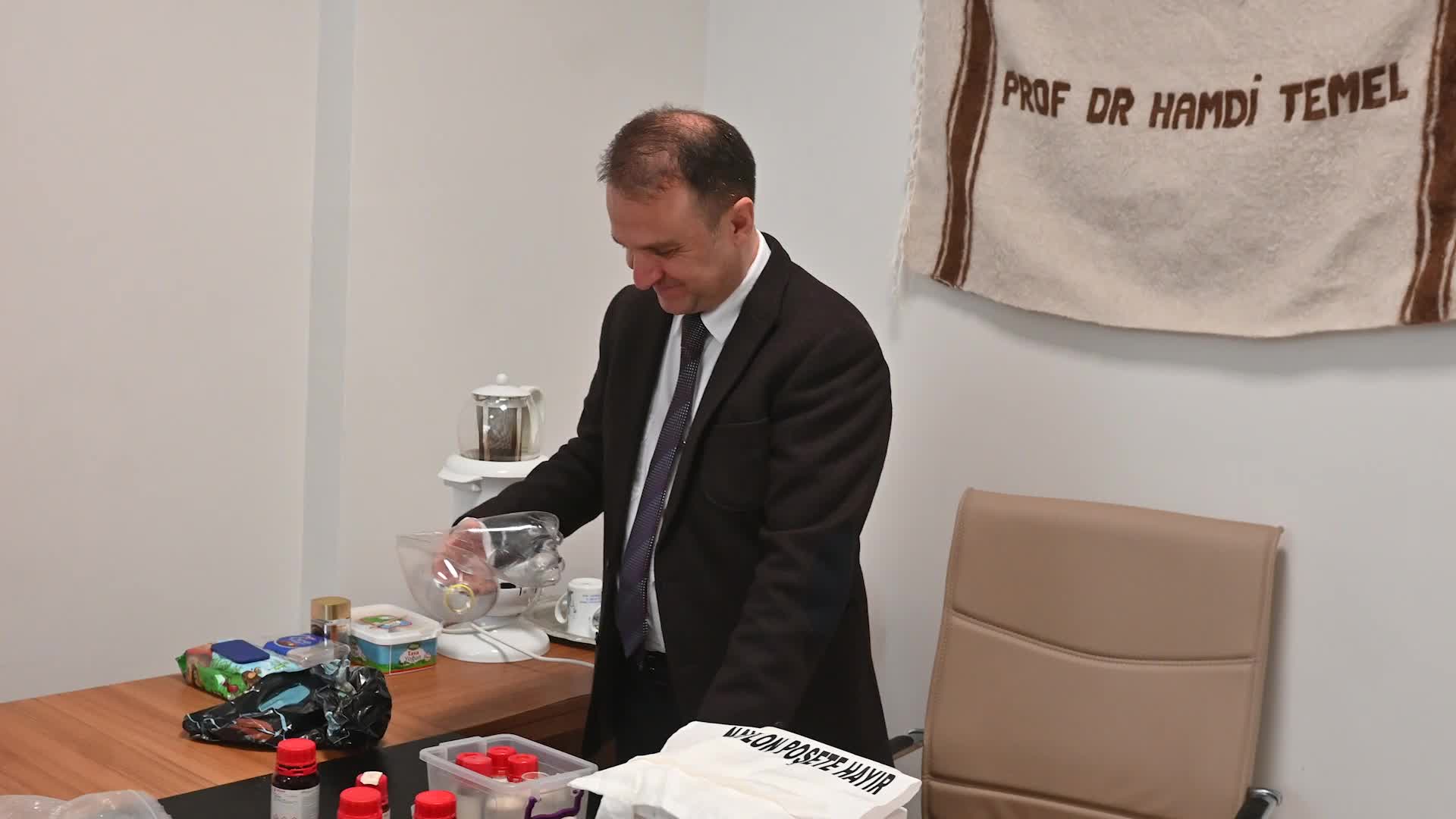ÇEVRE BİLİNCİNİ GELİŞTİRME DERNEĞİ BAŞKANI PROF. DR. TEMEL'DEN 'PLASTİK' UYARISI: "ÇOCUK DAHA ANNESİYLE TANIŞMADAN ÖNCE MİKROPLASTİKLERLE TANIŞIYOR"